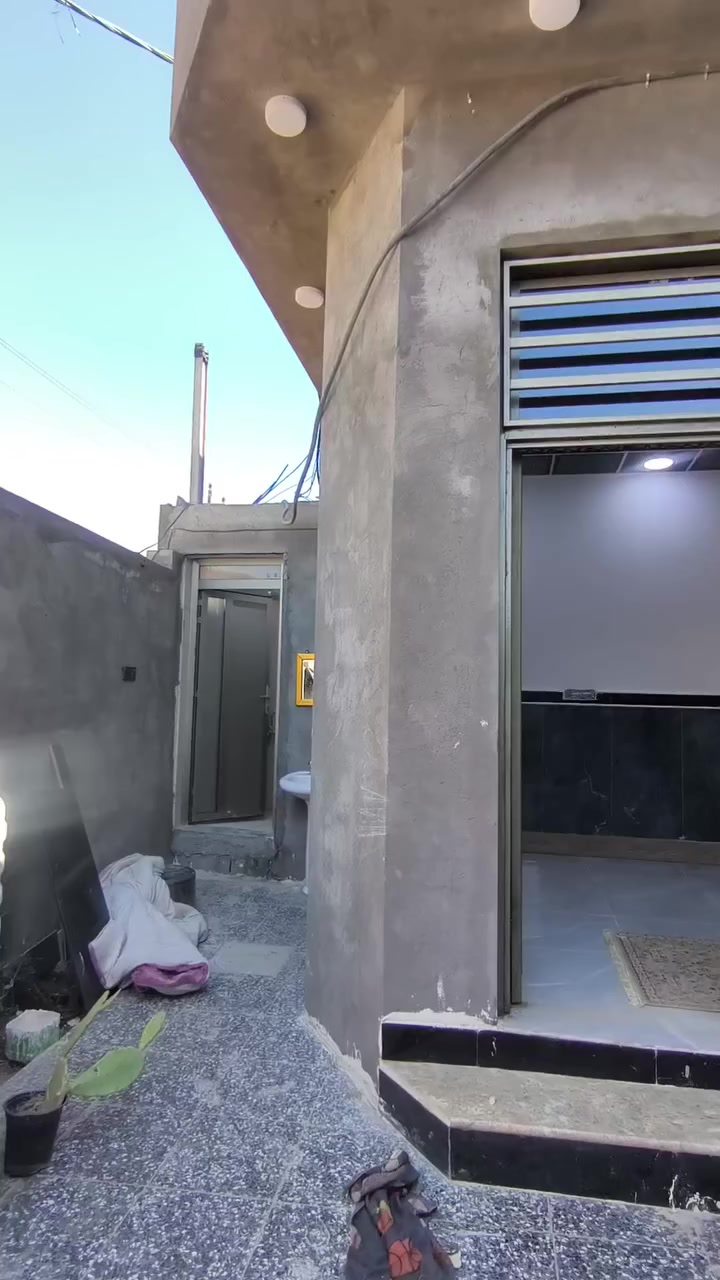 السلام عليكم بيت جاهز للسكن بناء جديد
لمساحه 200م قاطين مكانه حي الزيتون قرب مدرسه هبه الرافدين للبنات خلف كليه الشرق 
البيت يباع مع لكاونتر+مقطورات+كيزر+مغاسل البيت جاهز
سعر ١٦٠وبي مجال قليل /كل الخدمات موجوده 
***********
