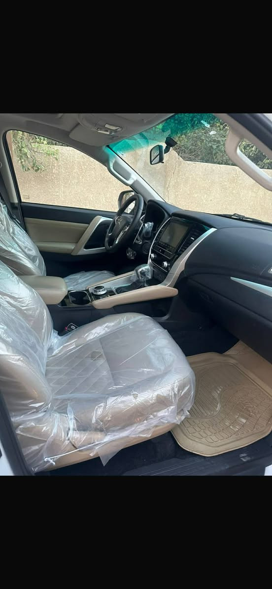 السلام عليكم 
باجيرو مونتيرو موديل 2021 ماشية 36 يعني اخت الزيرومحرك 3000 سلايد روف كرسي يدوي شاشة ديجيتال سايد بريك اوتو هولد حساس خلفي فقط كشنات جلد لون بيجي فور ويل حقيقي جنطة يدوي بلوجكتر اشاره السعر 240 مكان السيارة بابل
***********
