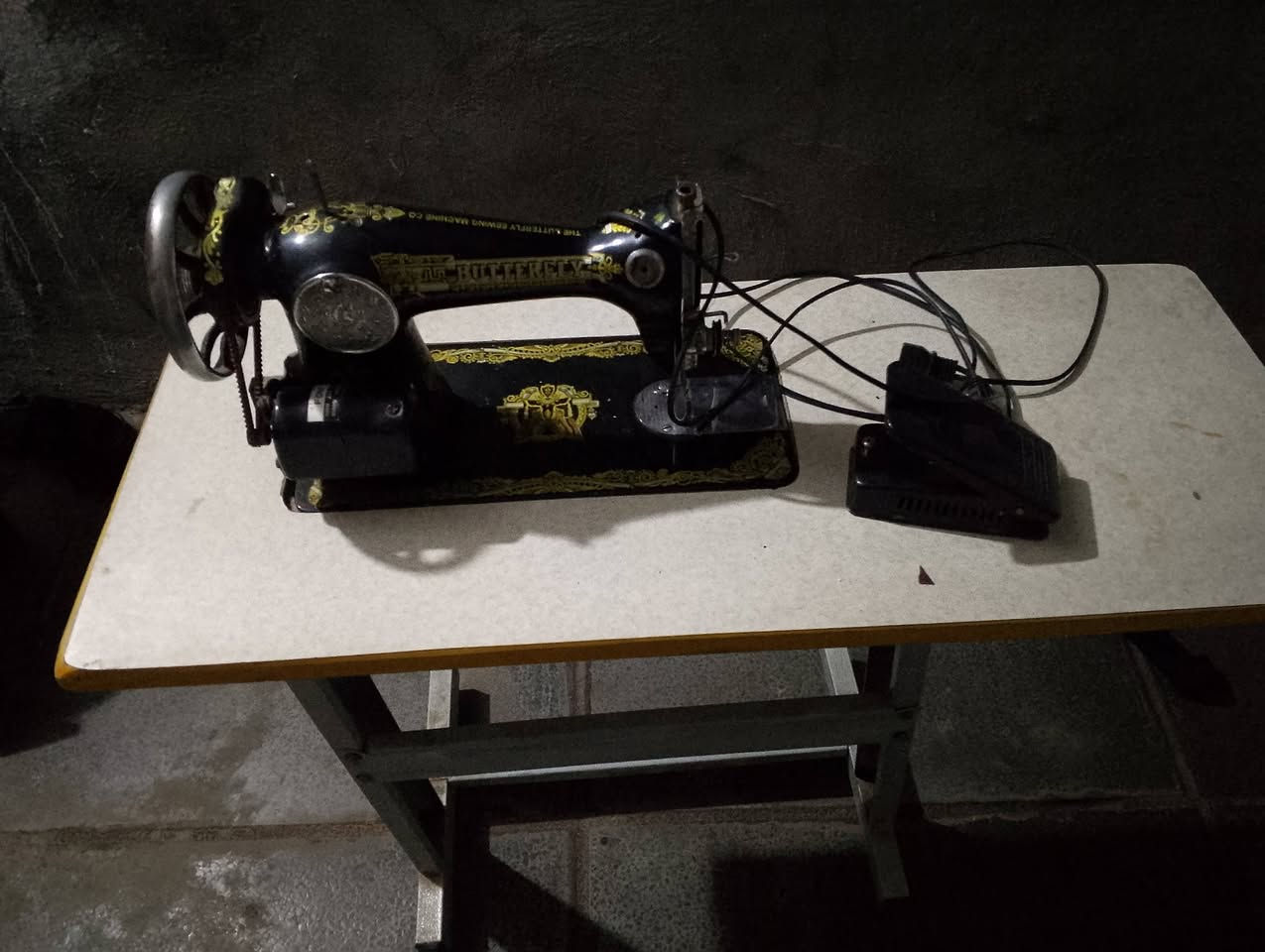 سلام عليكم مكينة خياطه البيع مكينه حلوه ونظيفه سعر مكينه 75 والميز 20 مكان ابغداد شعله ‏‪***********‬‏
