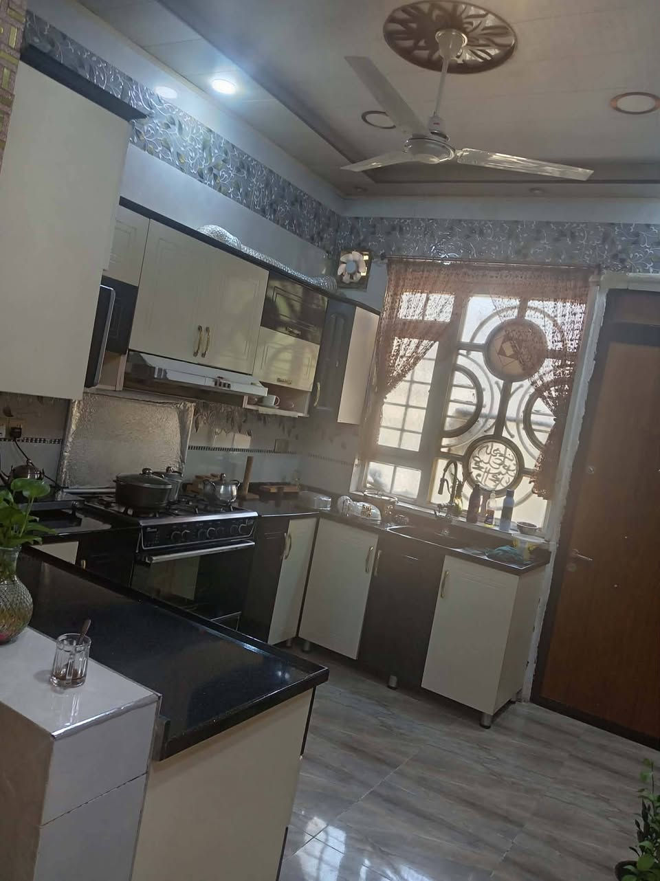 دار للبيع🏠 العنوان 7نيسان ..🏡 .. المساحه 100 متر . واجهه 7 . نزال 15 . يحتوي ع استقبال  ومطبخ وصاله وغرفة نوم + صحيات القاط الثاني صاله و 3 غرف  🏰وصحيات . السعر 175 وبي مجال. نوع العقار📃 سند 25 ملك صرف 📄. . للاستفسار الاتصال ☎️ ***********
