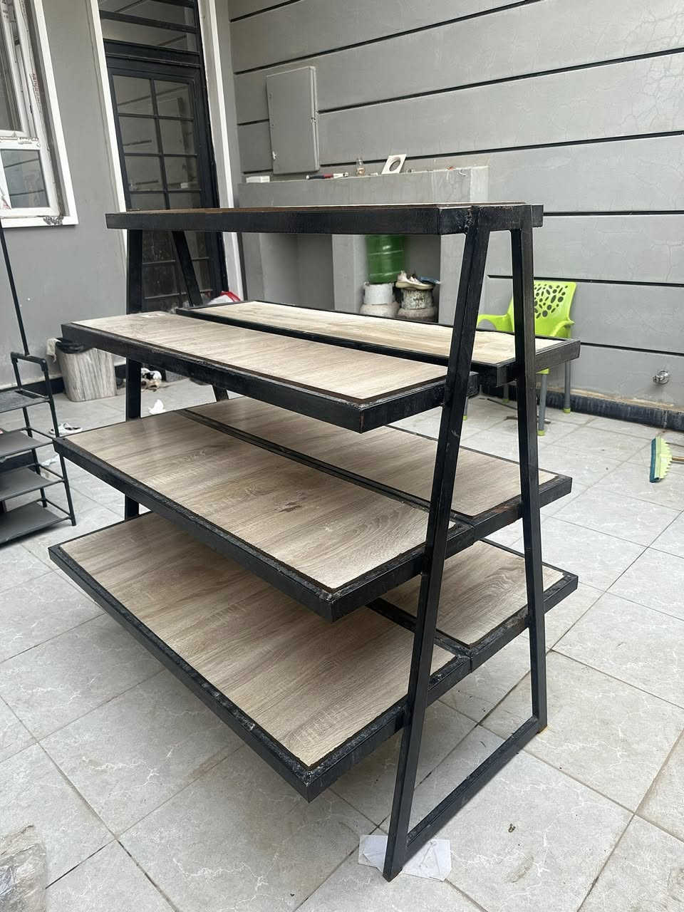 رف حديد ثقيل درجة اولى 4 طابق وخشب صاج للبيع ب70 الف مكانه دور الزراعة ***********
