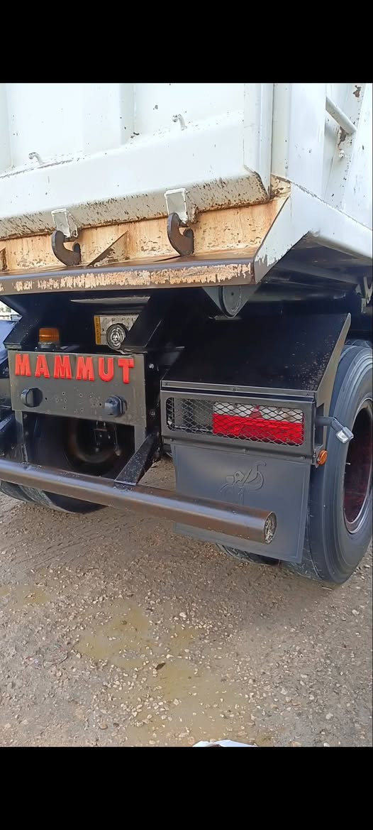 السلام عليكم عريانة للبيع الفين 16وتخم تاير اشي نقص مابيهة وأجاهزة لعمل وهذا لرقم ***********
