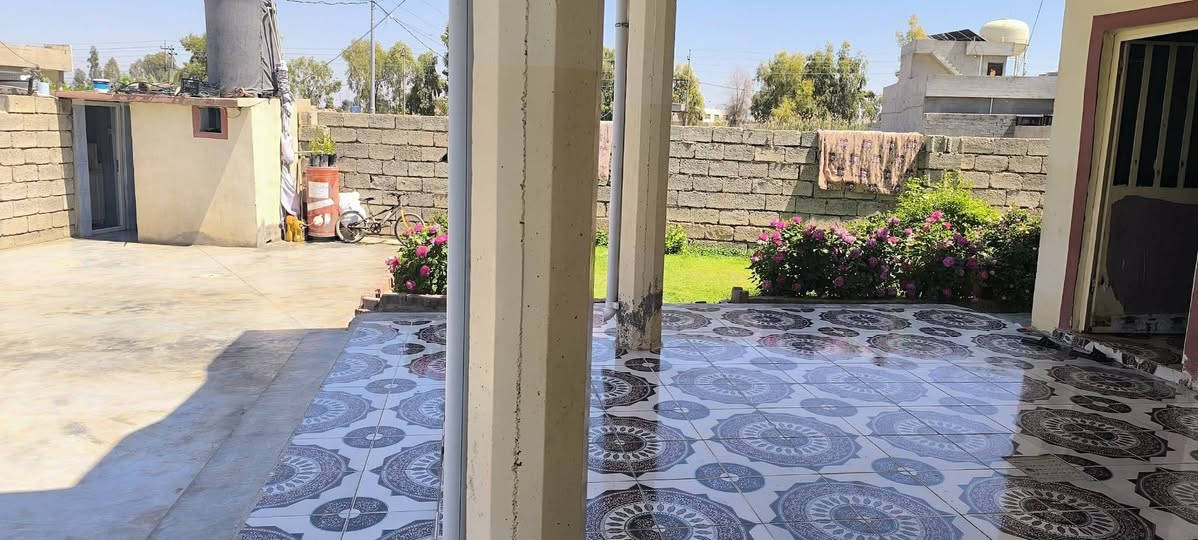 السلام عليكم.. بيت للبيع منطقة الخلف الخضر مساحتة 500 متر.. يحتوي على ربعة 7×4.. هول 5×4 غرفتين نوم 4×4 مطبخ 6×4 وحمام وبيتونه وحديقتين وترك ورة البيت 2متر وصحيات خارجية وحوش كبير السعر 70 وبيه مجال تعال وشوف..موبايل ***********
