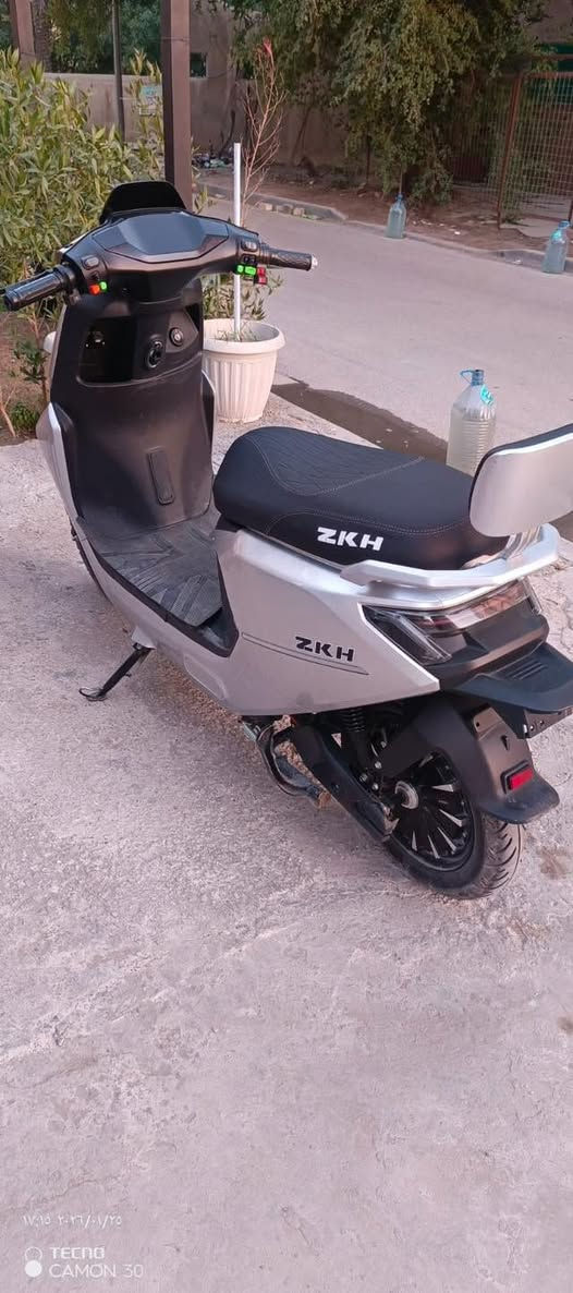 دراجه شحن للبيع
ستخدام شخصي نضيفه جدا 
٣ سرعات نضام سكيورتي تشغيل عن بعد  السرعة ٩٩ حقيقي ملف ٢٥٠٠ ٦ بطارية السعر ٨٥٠ الف 
***********
