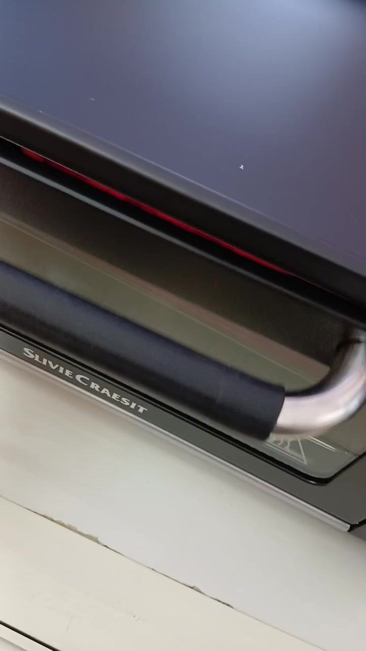 فرن تندوري كهربائي سيلفر كرست قياس الاكبر 

الاستخدامات

خبز الخبز العربي، الصمون، الشباتي والروتي.

تحضير المناقيش واللحم بعجين.

خبز البيتزا باحترافية داخل المنزل.

تسخين وتحميص المعجنات والمخبوزات.

مناسب للاستخدام المنزلي اليومي.

المميزات

قدرة كهربائية عالية: 2100 واط لتسخين سريع وأداء قوي.

يعمل على كهرباء: 230V – 50Hz.

تحكم بدرجة الحرارة حتى 400 درجة مئوية.

3 مستويات للحرارة 

6 هيتر من الاعلى

تصميم فرن تندور يمنح توزيع حرارة متوازن.

باب أمامي زجاجي مقاوم للحرارة مع مقبض آمن.

هيكل معدني متين مع فتحات تهوية جانبية.

مؤشر تشغيل ضوئي.

قاعدة ثابتة مضادة للانزلاق.

طول سلك الكهرباء: 80 سم.

محتويات الصندوق

فرن تندور كهربائي.

صينية خبز.

شبك شوي  خبز.

ملعقة بيتزا معدنية.

ملقط معدني.

قياس المنتج: طول 45 سم 

السعر 65الف 
للحجز واتساب ***********
