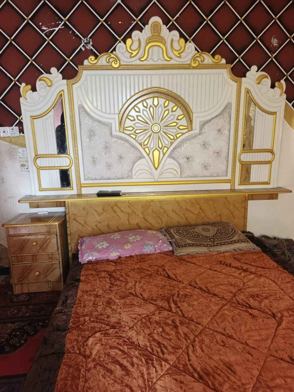 غرفه نوم مستخدمه نضافه 90 بلميه مكاني لانبار   الكرمه غرفه سبع قطع  ***********
