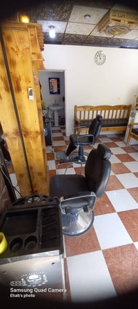 وبركاته كراسي حلاقه+مرايه عدد ٢ +رفوف أدوات حلاقه + جرارات للبيع للاست...