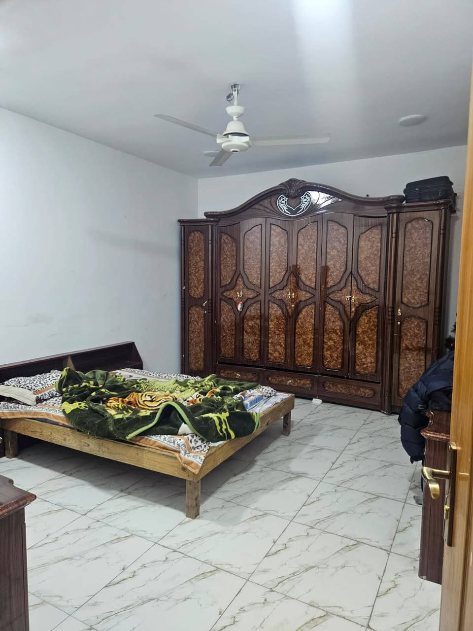 بيت مساحة ١٤٢ونص واجهة ٧او نص نزال١٩ سويب قرب السيدين بناء درجة اولة سنة لبناء ٢٠٢٣عدد الغرف ٤ مدخلين صالة ومطبخ حولي جبير خدمات فوك جوة جاهز للسكن 
الاستفسار الاتصال *********** مكتب الأمير
