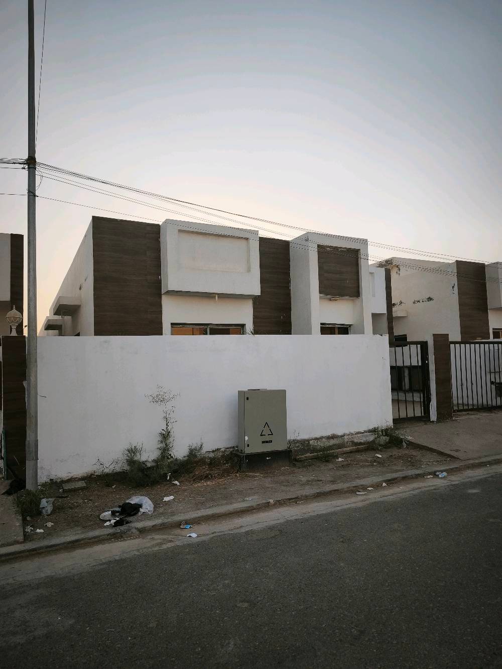 متوفر بيت في مجمع الفلوجة سيتي 
240 متر طابق واحد + بيتونه 
غرفتين نوم + مطبخ + صاله ضخمه و خطار 
 
البيت تشطيبات درجه اولى كلها عليه + سيراميك حمامات و الحمامات من itaca و البوب كلها درجه اولى و الباب الخارجي 
و البيت جاهز و كامل ما يحتاج اي صرف + بعده جديد محد ساكن بي بال نايلون 
للتواصل *********** السعر 145 مليون و بي مجال
