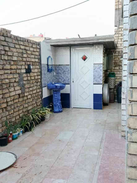 بيت  200 متر 
طابقين  6 غرف نوم 
الطابق الارضي كامل جاهز 
الطابق الاول 4 غرف 3 هيكل نقص جص وبورك وارضيه 
وغرفة وصحيات جاهزة 
التاجيات خلف جامع زمزم شارع 10 متر 
 *********** واتساب
