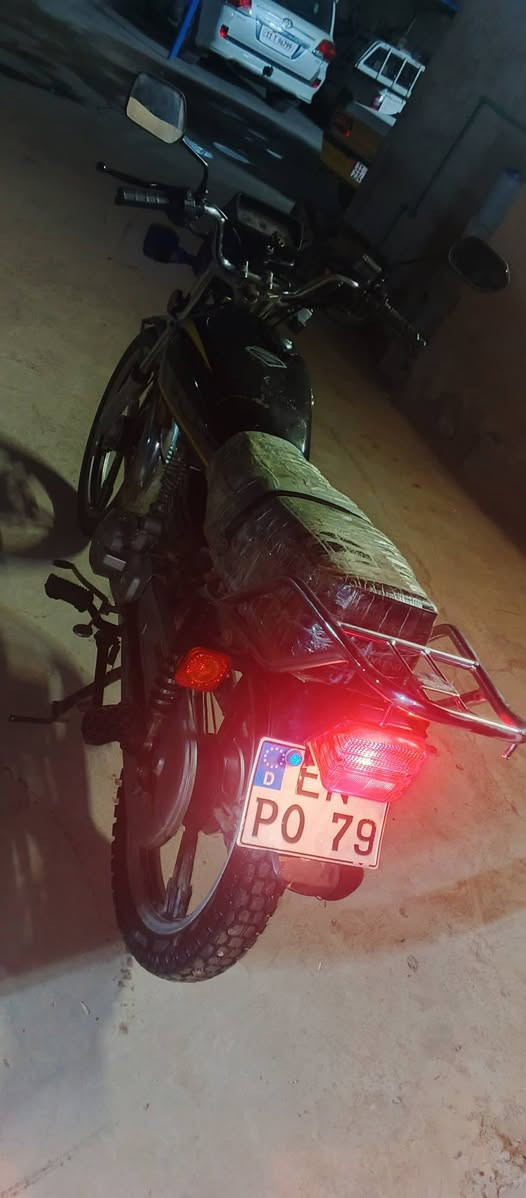 السلام عليكم دراجه ايراني موديل 22 اوراق كامله محرك مكفول لا صوت لا بخار لا دخان كهربائيات كامله نكره سلف اربع اشاير يمنه يسره لايت سكن كامل الدراجه نعومه طستها تخبل حتى ما بيها كركعه الدراجه جاهزه شغل واطلع مكان بغداد جسر الفرنسي قرب فلكت حي النصر رقمي ***********/و هذا الرقم بي واتساب ***********
