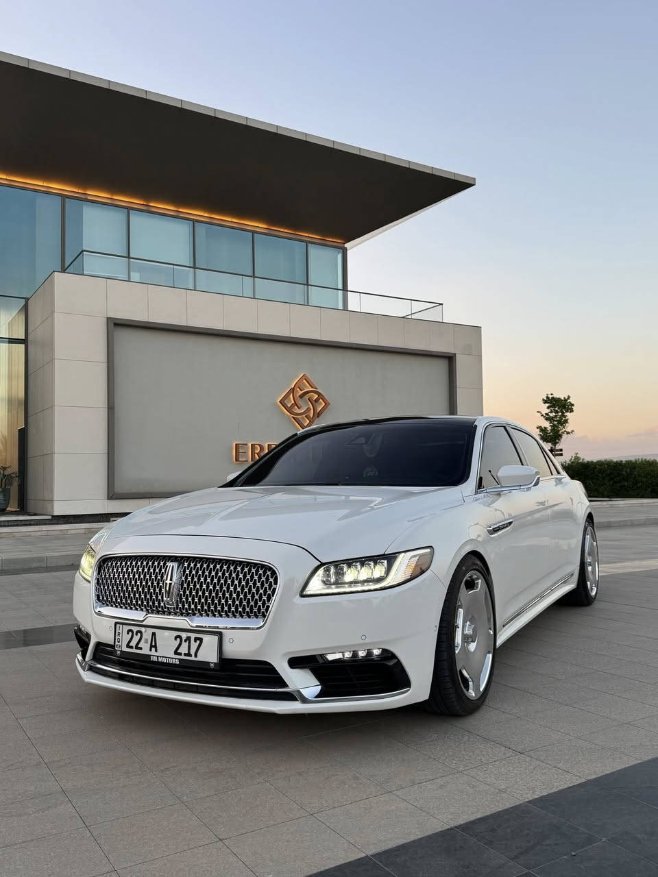 Lincoln Continental Black Label 2020 V6 3.0TT AWD
لينكون كونتيننتال بلاك ليبل 2020، وحدة من اصل ٨٠ وحدة بل عالم و غراضهة ارخص شي و كلشي متوفر داخلة كلين ٠كم للعراق ضمان شركة فورد القاصد وياهة تأمين شامل في حال انضرب و سويت حادث ترجع فلوسك ٩٠٪؜ وياهة كتاب تضليل و سقف رولس رايس و كاعيات هم رولس رايس.
 المحرك والأداء:
 محرك 6 سلندر V6 بسعة 3.0 لتر (Twin-Turbo) بقوة 400 حصان وعزم دوران 542 نيوتن متر.(Intelligent AWD): دفع كلي مستمر يوزع القوة ديناميكياً بين العجلات الأربعة.(Dynamic Torque Vectoring): نظام متطور يرسل القوة للعجلة الخارجية في المنعطفات لثبات قياسي ومنع الانزلاق.
 التعليق التكيفي الذكي (Adaptive Suspension): نظام تعليق غازي متطور يقرأ الطريق في أجزاء من الثانية (CCD) ويتكيف مع الحفر والمنعطفات لتوفير راحة فائقة.
 ثلاثة أنماط للقيادة (Lincoln Drive Modes): التحكم في استجابة المقود والتعليق والمحرك عبر أنماط: Comfort (الراحة القصوى)، Normal (العادي)، و Sport (الرياضي).
. ميزات ثيم "رابسودي بلو" الحصري (Rhapsody Blue Theme)
هذا الثيم هو أعلى مستويات الفخامة الحصرية من لينكولن، ويأتي بكامل تفاصيله:
 المقاعد والجلود: مقاعد مغطاة بالكامل بـ جلد فينيسي فاخر (Venetian Leather) بلون أزرق رابسودي الملوكي، مع نقش وتطريز رقمي مخصص (Linking-L) يتخلله شامواه الألكانتارا (Alcantara).
 الطبلون والأبواب: مغطاة بالكامل بالجلد الأزرق الفاخر مع خياطة يدوية دقيقة ومبطنة بمواد عازلة
سقف السيارة: مبطن بالكامل من شامواه الألكانتارا (Alcantara).
3. مقاعد السائق والراكب الأمامي (Perfect Position Seats)
 تحكم في 30 اتجاهاً مختلفاً: المقاعد الأمامية الأيقونية من لينكولن التي تتيح التحكم في كل جزء من المقعد بشكل مستقل (بما في ذلك دعم الرقبة، الأكتاف، وأسفل الظهر).
 مساند فخذ مستقلة: إمكانية تمديد أو تقصير مسند الفخذ الأيمن والأيسر بشكل منفصل لكل رجل.
 المساج المتطور (Active Motion): نظام تدليك بـ 7 وسائد هوائية داخل المقعد لتخفيف التعب في السفر الطويل.
 ذاكرة المقاعد (Memory System): حفظ 3 وضعيات مختلفة للمقاعد والمقود والمرايا الجانبية.
4. النظام الصوتي المرجعي والترفيه (Audio & Infotainment)
 نظام Revel® Ultima الصوتي الخارق: يتكون من 26 سماعة موزعة بدقة هندسية داخل المقصورة، مع 3 أنماط استماع (Stereo، Audience، On-Stage)
5. التصميم والميزات الخارجية (Exterior & Body)
 الجنوط (العجلات): جنوط ألمنيوم مصقولة ومخصصة فقط لفئة البلاك ليبل مقاس 20 انج
 أبواب شفط (Soft-Close Doors): نظام إغلاق الأبواب آلياً بهدوء بمجرد ملامستها للهيكل.
 مقابض الأبواب الإلكترونية (E-Latch): مقابض أبواب مدمجة في خط الكروم الخارجي تفتح بلمسة زر كهربائية خفيفة من الداخل والخارج.
 السقف البانورامي (Dual-Panel Moonroof).
 الشبك الأمامي الخاص: شبك كروم مميز يحمل تصميم شعار لينكون المتكرر والمخصص لفئة بلاك ليبل.
 الصندوق الخلفي الذكي: يفتح ويغلق كهربائياً بالكامل مع ميزة الفتح الذكي بحركة القدم أسفل الدعامية الخلفية
6. نظام الإضاءة الترحيبي والذكي (Lighting Systems)
 إضاءة ليد التكيفية (Adaptive LED Headlamps): مصابيح أمامية ذكية تغير اتجاه الإضاءة مع حركة المقود لكشف المنعطفات، وتخفض الضوء العالي تلقائياً عند مرور سيارة مواجهة.
 نظام الترحيب (Lincoln Embrace): عند الاقتراب من السيارة، يضيء شعار لينكون على الأرض (بساط ضوئي ترحيبي)، وتضيء مقابض الأبواب والمصابيح الأمامية والخلفية والإضاءة المحيطية الداخلية بتناغم ساحر.
 الإضاءة المحيطية (Ambient Lighting): إضاءة داخلية خافتة ممتدة في الطبلون، الأبواب، وأرضية السيارة بـ 7 ألوان اختيارية.
7. حزمة الأمان والتكنولوجيا الذكية (Lincoln Co-Pilot360 Plus)
تحتوي السيارة على أعلى حزمة تكنولوجية للأمان ومساعدة السائق:
 شاشة العرض على الزجاج (Head-Up Display - HUD): تعرض السرعة، إشارات المرور، ونظام الملاحة على الزجاج الأمامي لعدم تشتيت السائق (وهي الأكبر والأوضح في فئتها).
 رادار كاميرات 360 درجة: نظام رؤية محيطية كاملة مع غاسل للكاميرا الأمامية والخلفية لتنظيفها تلقائياً
 
مكان السيارة اربيل 
رقم التلفون ***********
***********
