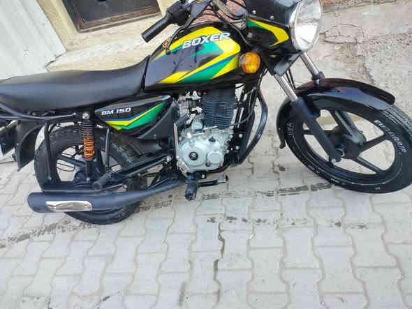 السلام عليكم بوكسر مديل 23 مرقم لوحه وسنويه باسمي هزه جديد ارقام انكليزي دراجه كفاله عامه  مكينه برغي ممفتوح بيها دراجه جديده وبلعافيه عل ياخذها السعر 2450 وبيها مجال مكاني بغداد الحريه رقم ***********
