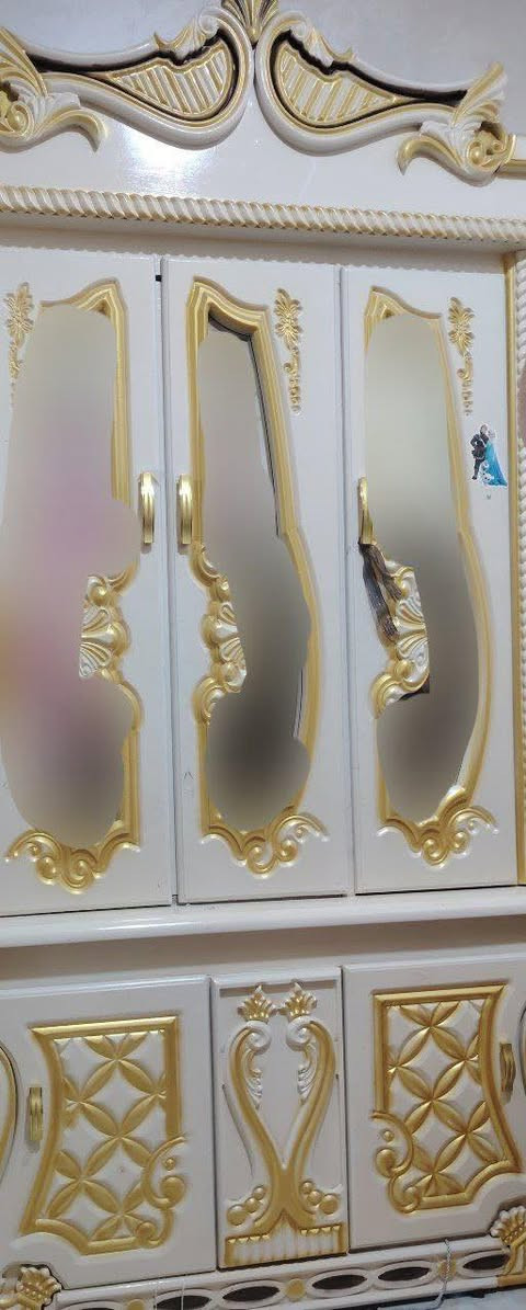غرفة نوم أوف وايت نضيفة جدا 
كنتور ٦ باب مع الملاحق
زاويه ٣ باب 
ميز مرايا 
كومديات اثنين 
جربايه نفرين كبيره 
للتواصل ***********
