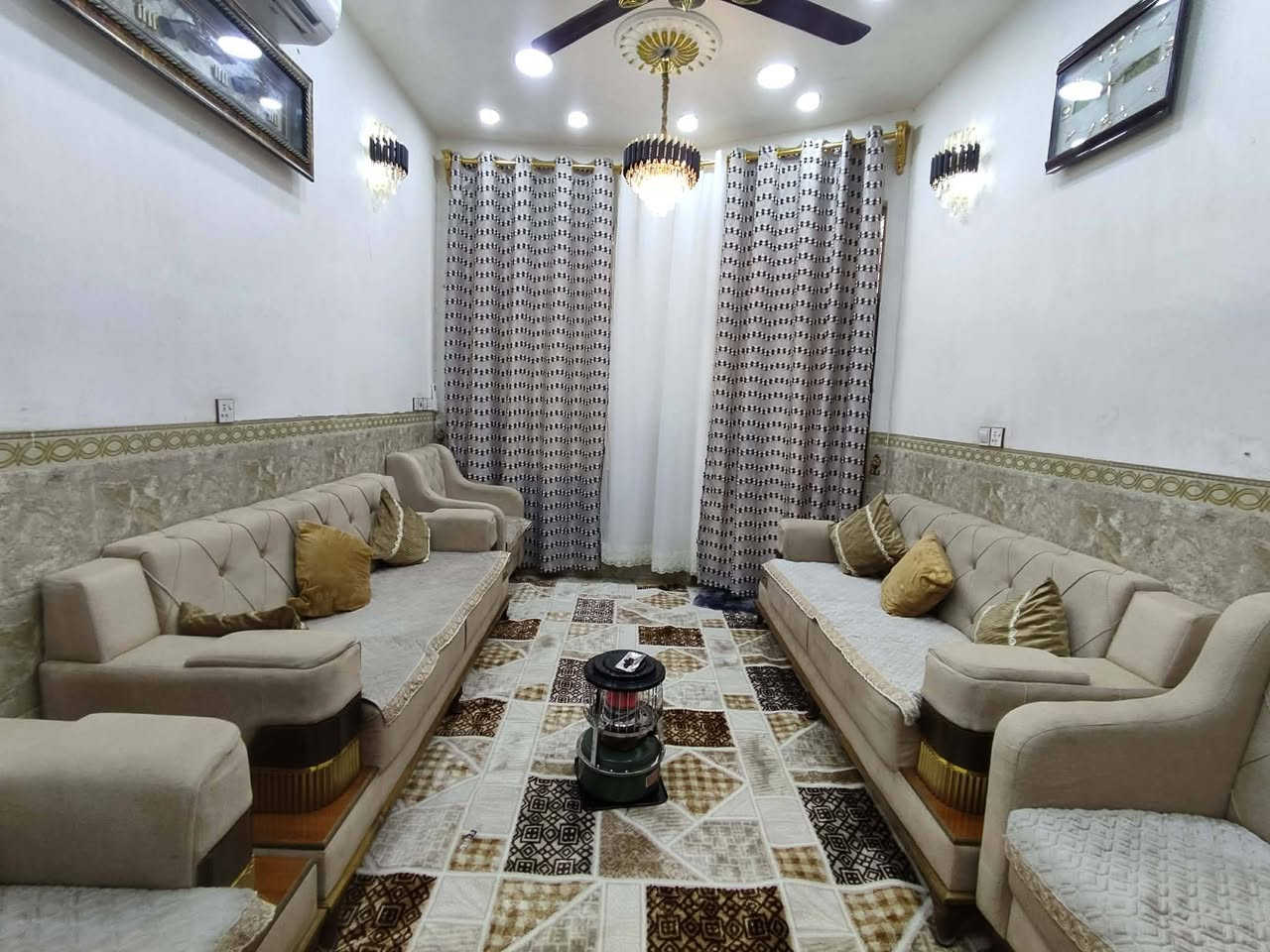 السلام عليكم دار للبيع  100 متر طابق ونص جديد كافت خدمات سند 25 بغداد الكمالية كاع ابو رشاد بل بداية اول شارع ***********
