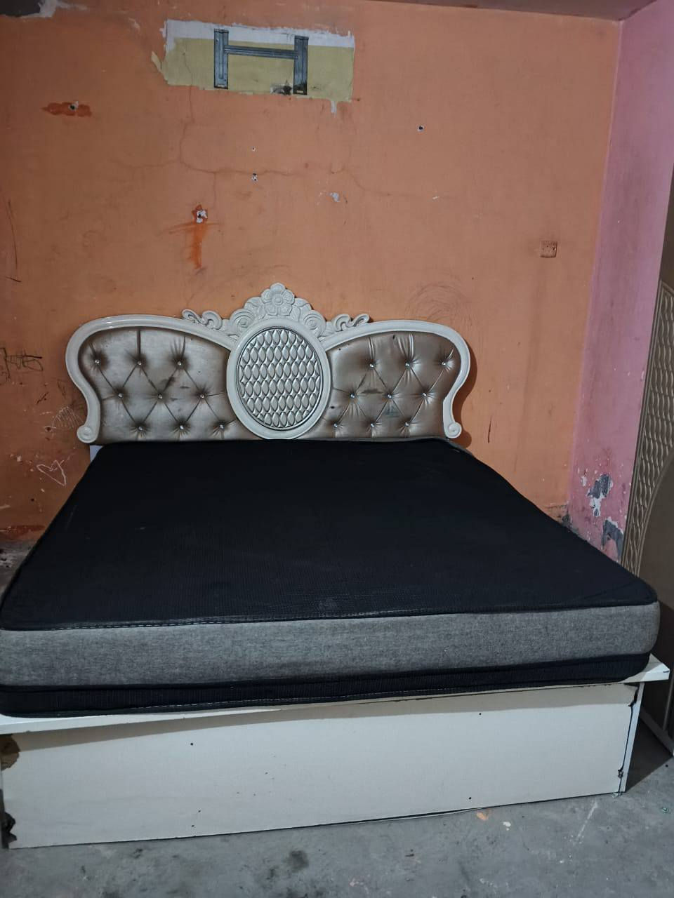 للبيع غرفة سعر 250 البصرة حي الحسين رقم الهاتف ***********
