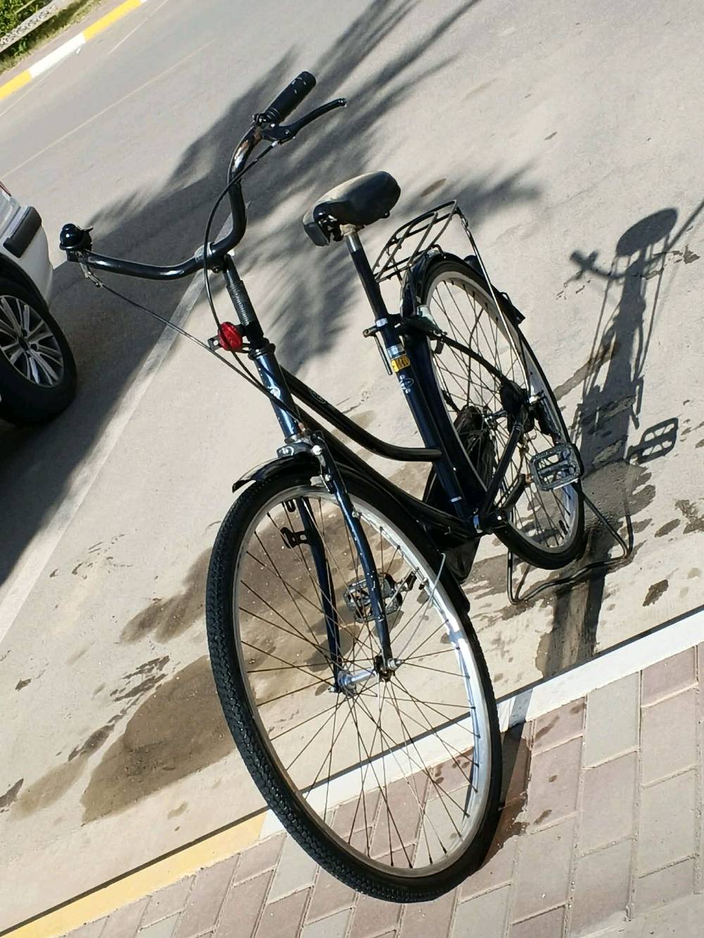 بايسكل بحالة ممتازة للبيع. مصمم ليوفر لك راحة وسلاسة أثناء القيادة. الإطار متين ومصنع من مواد عالية الجودة. مناسب للطرق المختلفة وفي المدينة.