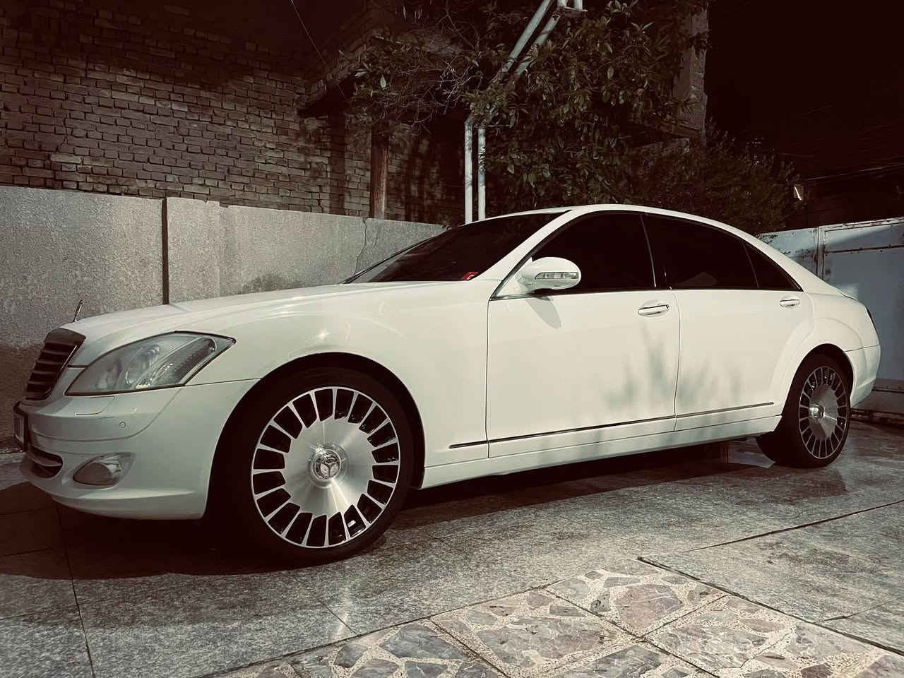 السلام عليكم 
ادوات ادوات حجز مروري   
مارسدس S550
لارج باب طويل
موديل 2010 
سياره دخول جديد 
حاويه كفاله كص 
وسرقه وعشاير
سياره جديده وجاهزه
مال جناي 
فول مواصفات 
تحديد مسار 
حساسات رادر
3وضعيات قياده
محرك 8سلندر
تبريد مركزي قطعتين
فتحه سقف
داخل اسود مطعم بصاج ملكي 
كشنات جلد  تحكم امامي خلفي تدفئه تبريد خرن ميموري
كامره خلفيه 360
ماوس امامي
تحكم بكامل السياره
مري شفط 
4بوب شفط 
صندوك كهرباء
برده خلفيه
كير ومكينه كفاله وضع شركه 
سعرها 95 بيه مجال 
للاستفسار 
***********

