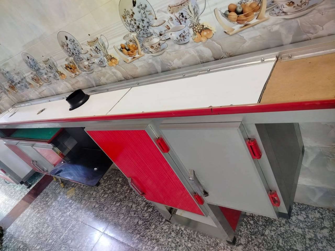 السلام عليكم كاونتر للبيع 
3متر فوك وجوه السنك من ضمن الكاونتر ولطباخ هم كاونتر تكمه درجه اولى نقصه طباخ  ويرادله تعديل شويه بي سله هم الاناره شغاله او الساحبه هم من ضمنه وشغال السعر 300 بي مجال بسيط للشراي /***********
