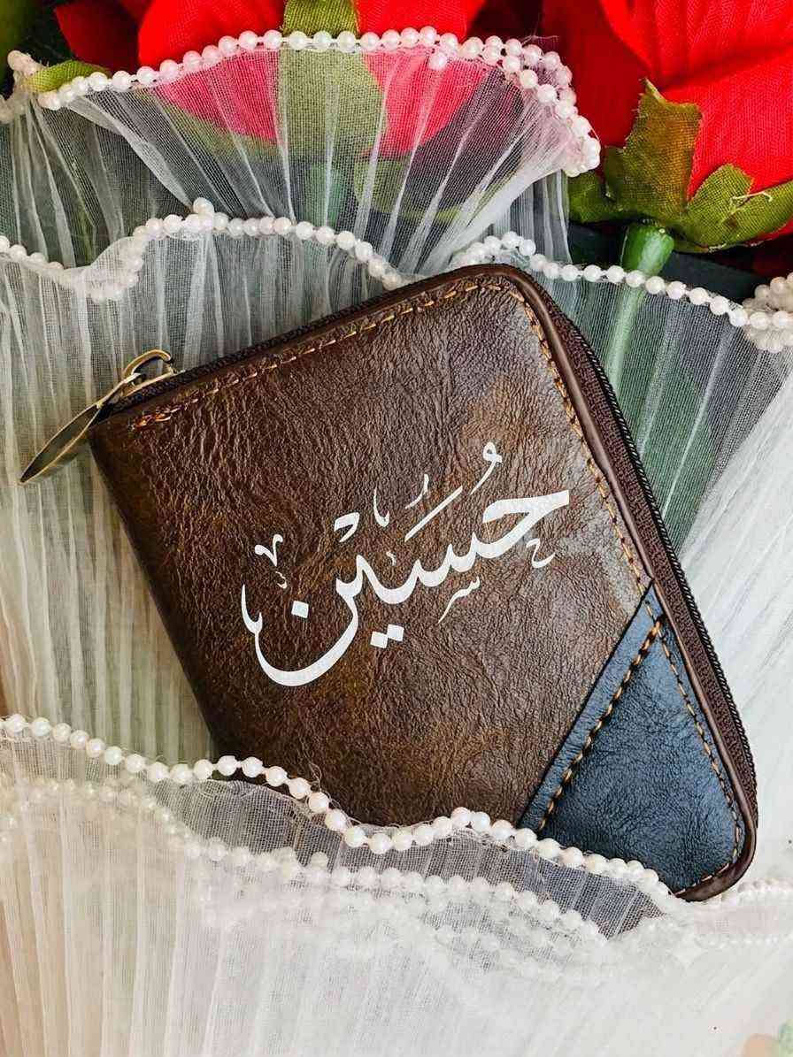 متوفر الطباعة حسب الطلب على المحافظ 

نطبع أسم . حرف . رسم . شعار . أو أي شي أخر . ❤️

الطباعة متوفرة على المحافظ الرجالي والنسائي ✔️

طباعة أدق وجودة أوضح ⛄️😍✔️

الون الذهبي ♥️ 

اللون الاسود 🖤

اللون الاحمر ❤️

اللون الابيض 🤍

سعر طباعة على المحفظة ب 3 الاف دينار فقط 😍
مو بس محفظة… هاي هيبة رجل وأناقة بتفاصيله 👔✨
محافظ رجالية بتصاميم مختلفة تناسب كل الأذواق 👌
مصنوعة من جلد قوي ومتين حتى تبقى وياك فترة طويلة بدون ما تتأثر 💼

🔸 تصميم أنيق ومرتب
🔸 جلد عالي الجودة ومقاوم للاستخدام اليومي
🔸 أماكن متعددة للكروت والنقود
🔸 خفيفة وعملية وسهلة الحمل

مناسبة الك أو كهدية مميزة لشخص غالي 🎁
خلي أناقتك تبين من أبسط تفاصيلك 😌

سعر القطعة خاص بغداد, العراق


**إذا كنت صاحب هذا الإعلان وتريد حذفه لأي سبب، رجاءا أرسل رسالة إلى الدعم الفني**