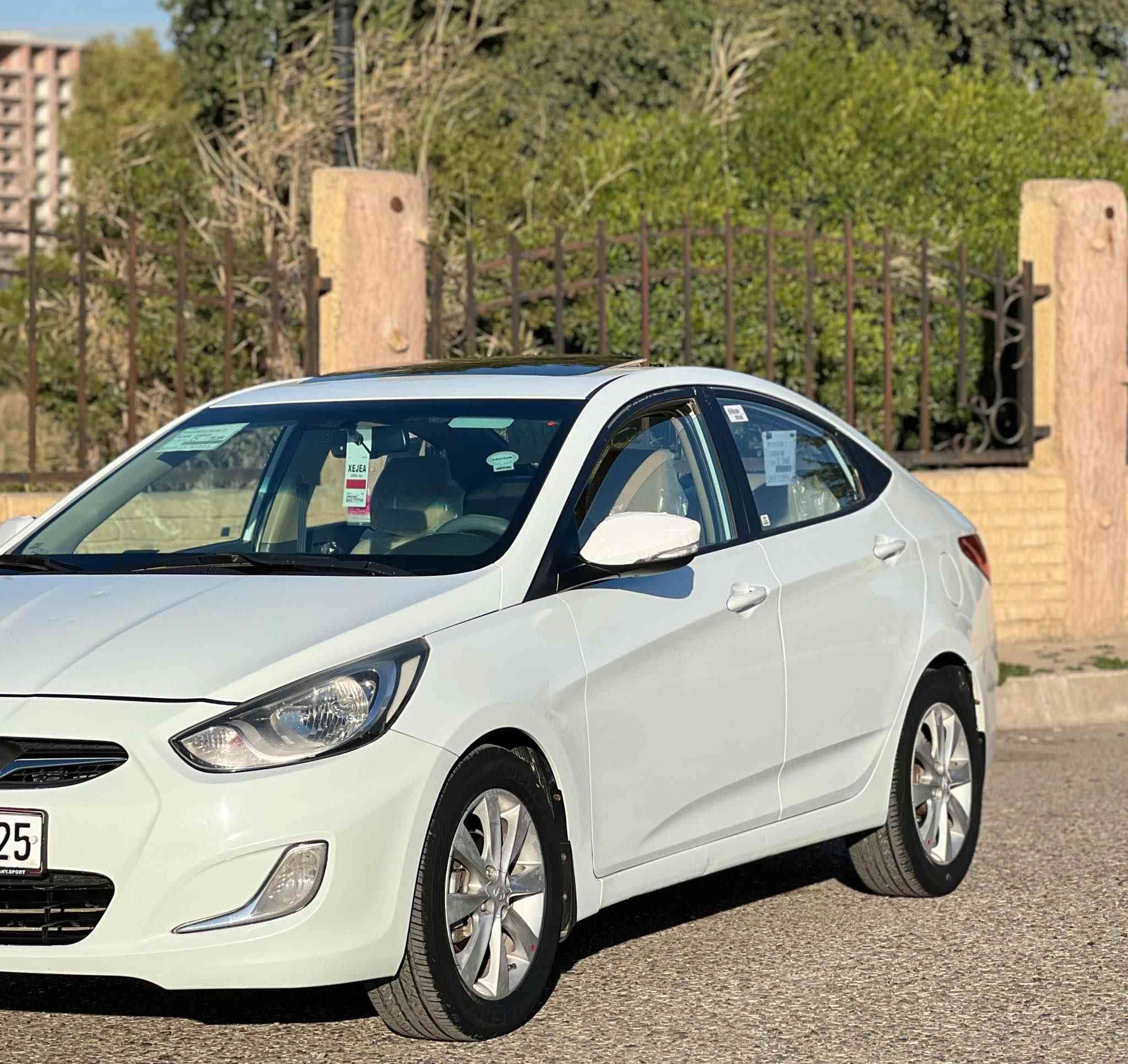 للبيع هونداي اكسنت موديل 2014 خليجي محرك 1.6 محرك كبير فول فول مواصفات سقف سلايت شاشة كامره داخل اصفر تحكم استيرن طرفين ABS  سويج شخاطه 5 ويل كروم رقم انكليزي رقم اربيل 4 تايرات جديد 
ماشي 137 ألف كيلومتر محرك كير شرط لا مفتوح لا صرف لا بخار بل شرط 
سياره بدون صبغ بدون حالوب فقط تعديل بارد باب خلفي جهة سكن باب ودوسه من الاسفل شويه تعديل بارد
للستفسار *********** كركوك, العراق
