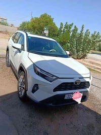 تويوتا راف فور للبيع وارد امريكي موديل 2022فئة xle لون ابيضّ رقم بغداد...