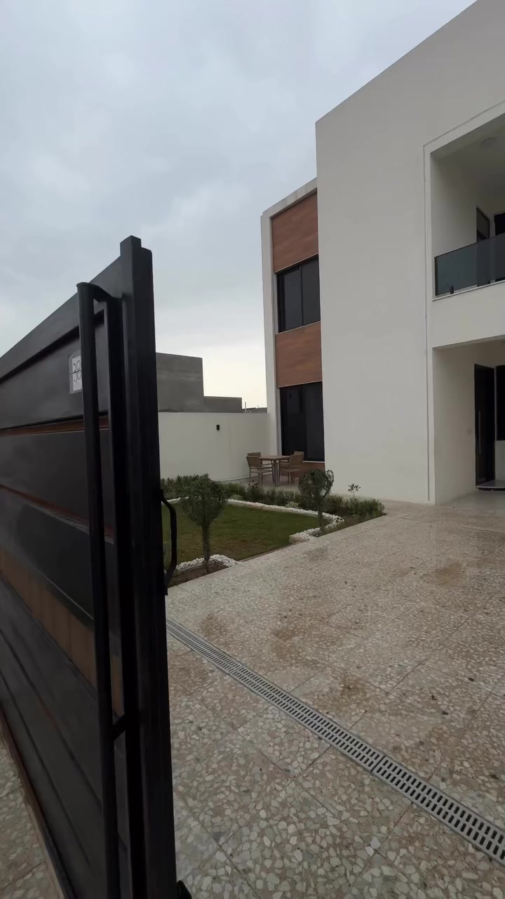 فيلا بمساحة ٢٥٠م للبيع 
سعر المتر مليون و٧٠٠ فقط 
غرفتين  نوم ماستر 
غرفة نوم 
 وصالة واستقبال 
مطبخ 
للأستفسار واتس : ***********
@
