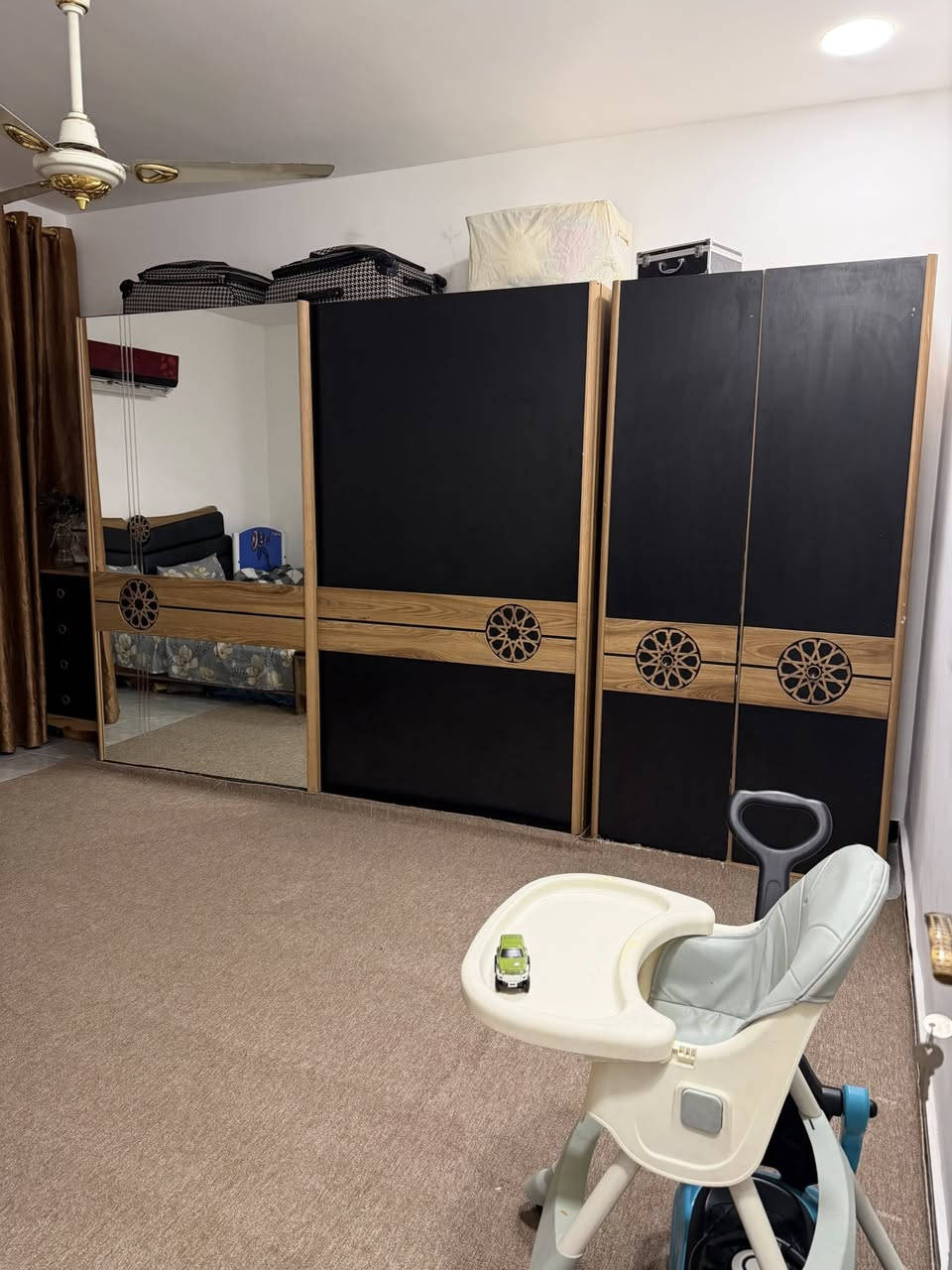 السلام عليكم 
غرفة تركي من ماكس مول استخدام مدة سنتين
نظيفة وخشب القوي مو عادي كبيرة (١٠) قطع
نظام الكنتورين واحد ابو بابين وثاني بيبان سلايت مراية نظيفة وسلايت نظيف 🌸نقص تختة جرباية
كنتور سلايت+ كنتور بابين+ جرباية +المجرات جانبية٢+ ميز تواليت مع طابورية+ شازلونة + مجرات+ مراية طويله زاوية
مكاني بغداد الاعظمية للاستفسار خاص
سعرها ٧٥٠ وبيها مجال 
***********
