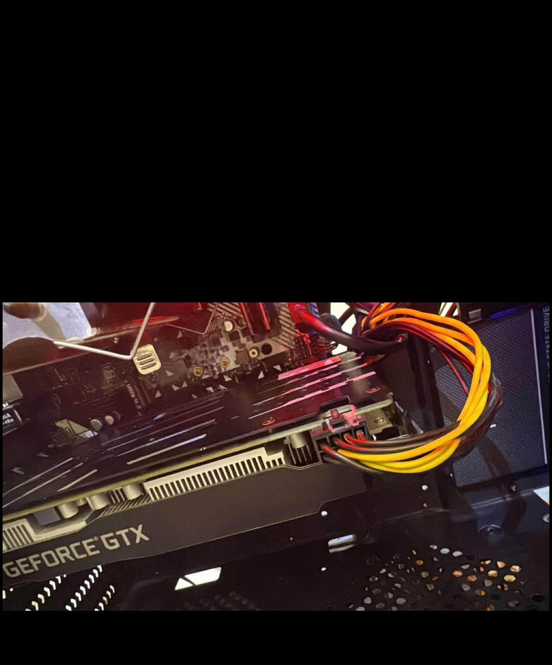 🔥 PC Gaming كامل للبيع 🔥
المواصفات:  
• المعالج: Ryzen 5 PRO 4650G  
• كرت الشاشة: GTX 1660 Super  
• الرام: 16GB (2×8)  
• التخزين: SSD 128GB + HDD 500GB  
• مروحة تبريد أصلية من AMD  

🖥️ الشاشة: Xiaomi 75Hz  
🎧 سماعة: Razer V2 Pro  
🔋 UPS 1KV لحماية الجهاز  

🖱️ مع ماوس وكيبورد  
🪑 مع ميز (طاولة) الحاسوب  

مع كاميرا لوجتك.                      (مراوس ايفون )

📦 جميع علب القطع متوفرة  

✅ الجهاز نظيف وجاهز للألعاب والبرامج الثقيلة  
🎮 يشغل أغلب الألعاب بدون مشاكل  

📍 الموقع: بغداد  
📞 رقم الهاتف: ***********  

💰 السعر: 750 

للتنويه خاليه من جميع المشاكل فقط تفتح وتلعب
حراره مستقره فريمات مستقره !!!!!!!!
