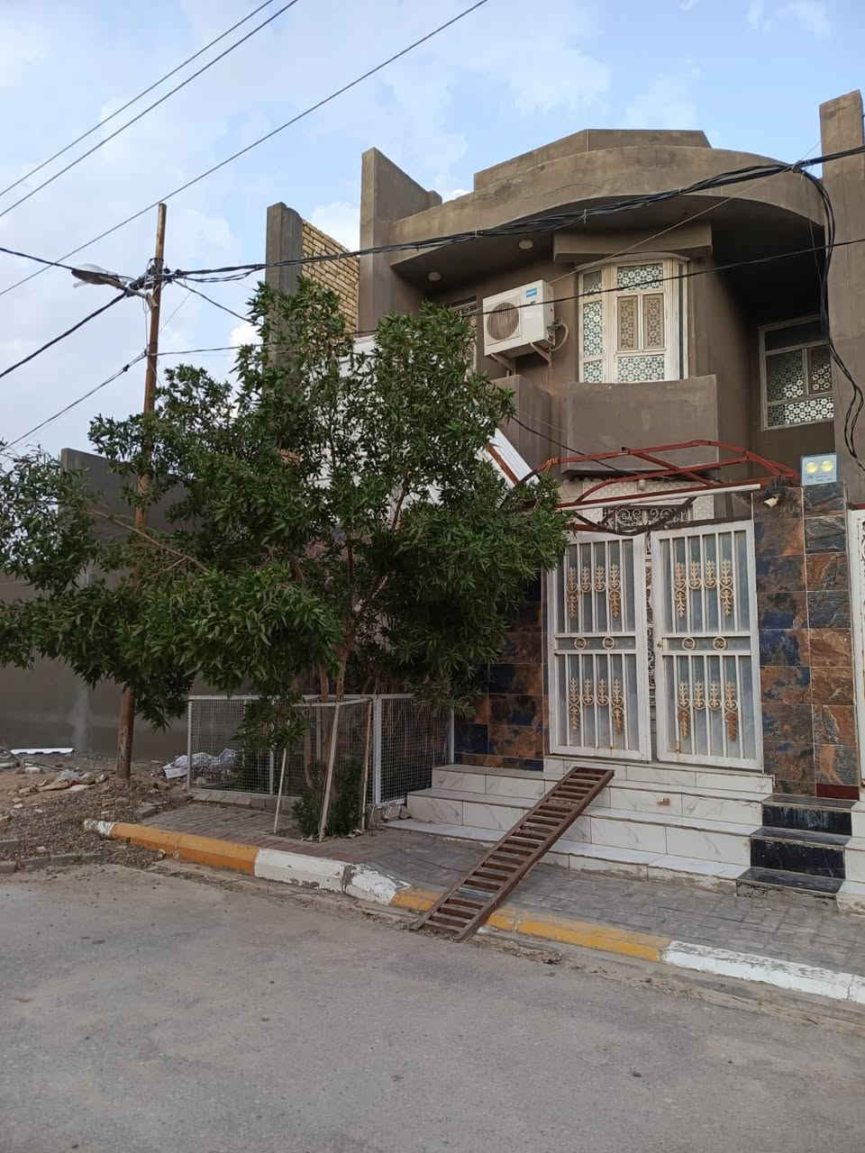 دار سكن للبيع منطقة ٣٦ مجاور معمل المرور 
مساحة ١٥٠ متر طابقين 
طابق ارضي غرفة واحده وصالة واستقبال. ومطبخ وصحيات 
طابق الأول غرفتين وصاله.وصحيات 
بناء جديد مرتب

رقم الأول ‭٠٧٨٠ ٨١١ ٩٧٦٣‬
رقم ثاني ***********

المكتب السماوة اسكان مقابل صيدلية رواد
