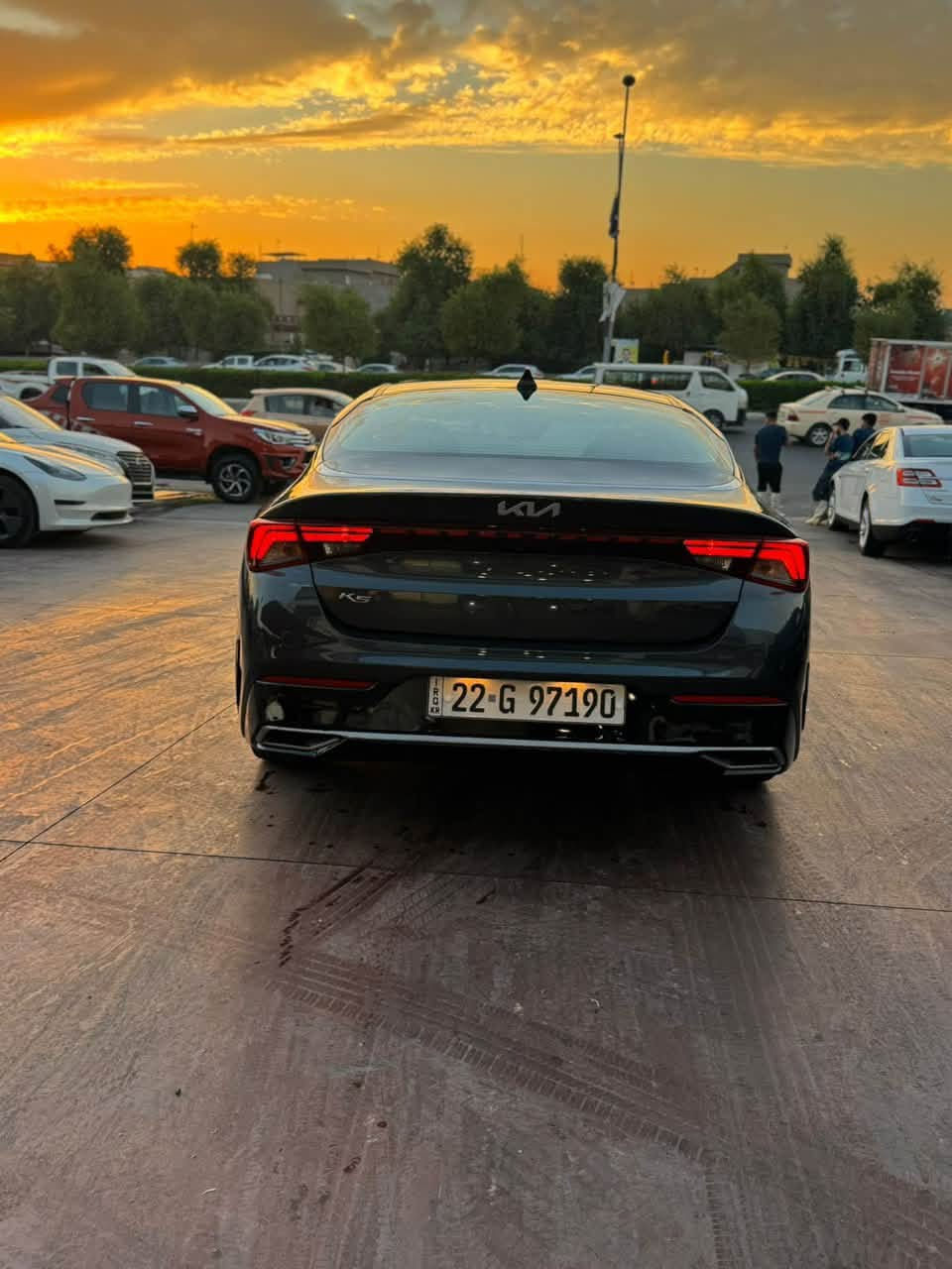 السلام عليكم
كي فايف موديل 2022 كلين رقم اربيل 
بيها بارد شبر بالبنيد وشبر بالجاملغ امامي
وبيها صبغ جاملغ خلفي 
بصمه تشغيل عن بعد يعني تقريبا فول بس فتحه وجلد ماكو..
السعر 155 بيها مجال مكاني بغداد 
هذا رقمي ***********
