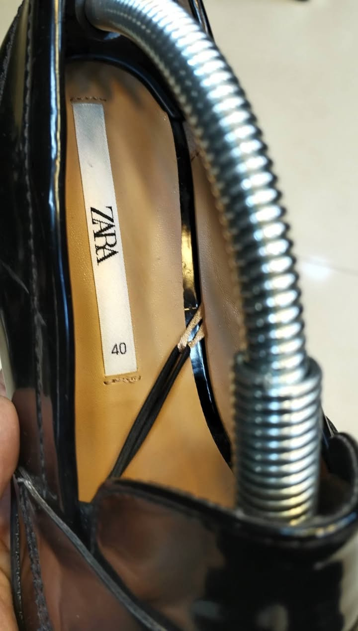 فلات لوفر من ZARA 
أصلي وكالة اورجنال 
بالة اوربي نظافة 💯 أخو الجديد 
قياس 40 طول القدم 25
جلد طبيعي فاخر بطانة جلد طبيعي 
أرضية جلد طبيعي أصلي 
قطعة راقية كجول ورسمي 
للحجز على خاص 
أو مراسلة واتساب ***********
توصيل لكل محافظات العراق
