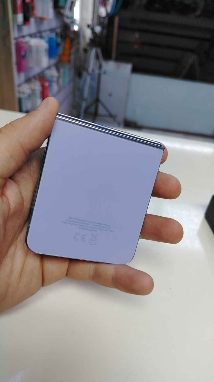 جهاز z flip 4
شاشته الرأيسيه عطلانه
الشاه الثانويه شغاله
للعلم سعر الشاشه بالشركه ٣٧٥ الف
مواصفاته 
ذاكره 512g
رام 16g
بطاريه 4000mh
شحن سريع 45w
كامره من sony 50 mp
AI galaxy
شحن لاسلكي  25w
شحن عكسي 15w
معالج snap dragon 8 gen 1
وياه يجي كارتونه اصلي من عين الفهد وكاله
سعره ١٢٥ الف فقط
مكان الشعب حي البساتين
او السريدات مركز اوتاكو فون
للتواصل
*********** بغداد, العراق
