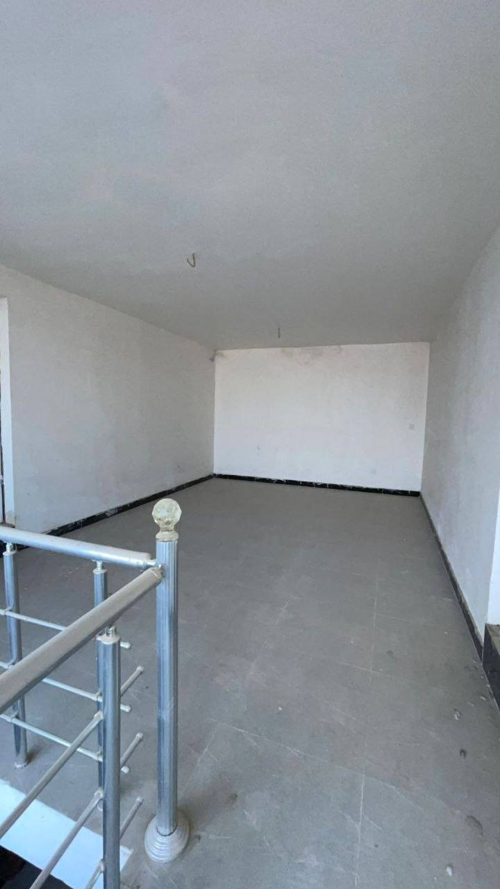 للبيع دار سكني جاهز في الحلة – محيزم 2

📍 الموقع: بين شارع 80 وشارع 100، يبعد 350 متر عن الشارع العام

🏠 المساحة: 200 متر (واجهة 10 متر)

🏗 البناء: حديث درجة أولى، طابقين
🔹 الطابق الأرضي: استقبال + صالة + غرفة نوم + مطبخ + قاطع صحيات
🔹 الطابق الأول: 3 غرف نوم + صحيات

✅ الخدمات:
✔️ طابو صرف
✔️ مجاري وكافة الخدمات متوفرة
✔️ جاهز للسكن

عرض  الشارع 15 م 

 ورقم القطعه 2/2034
يرهم مراوس بقطعه طابوصرف قرب مستشفى الكفيل مع دفع فرق

📞 للاستفسار: واتساب

***********
