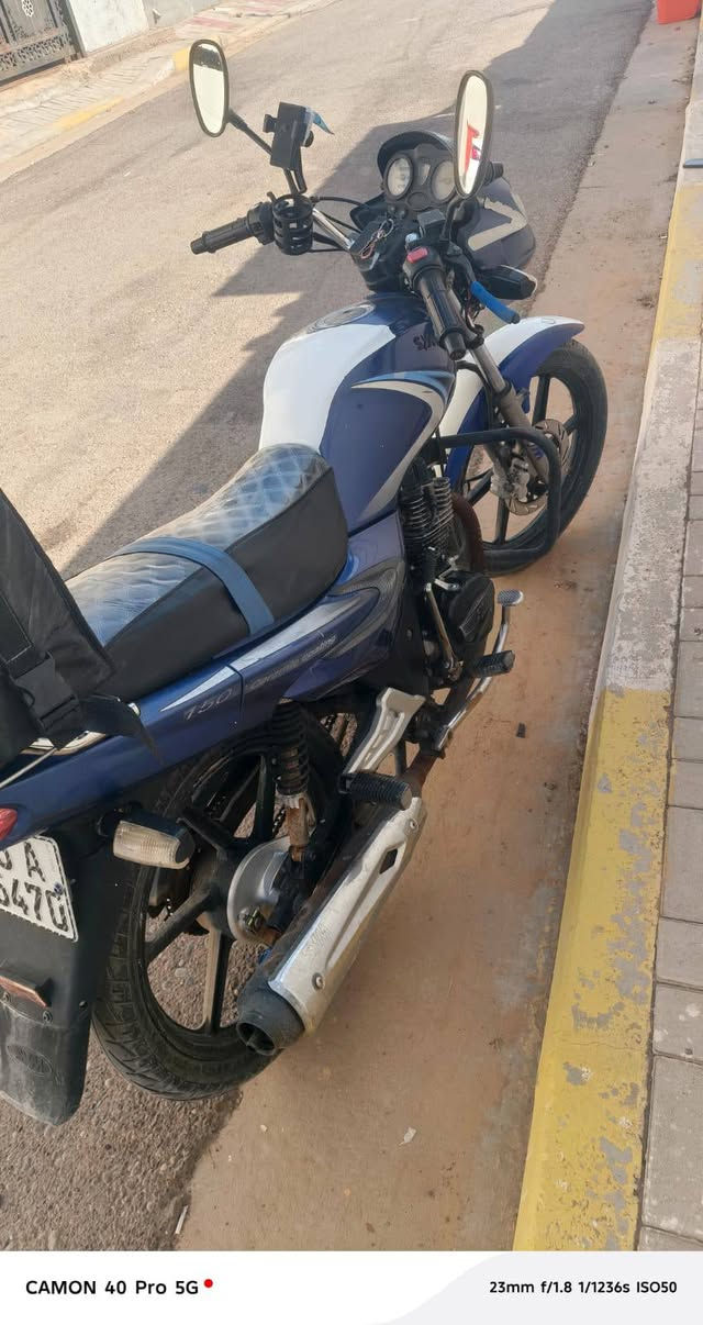 دراجه للبيع.. سايم موديل 17 محرك ما مفتوح كهربائياته كلهة شغاله..مسجل رقم انكليزي….سعر مليون و350 وبي مجال المكان رمادي اتصال ***********
