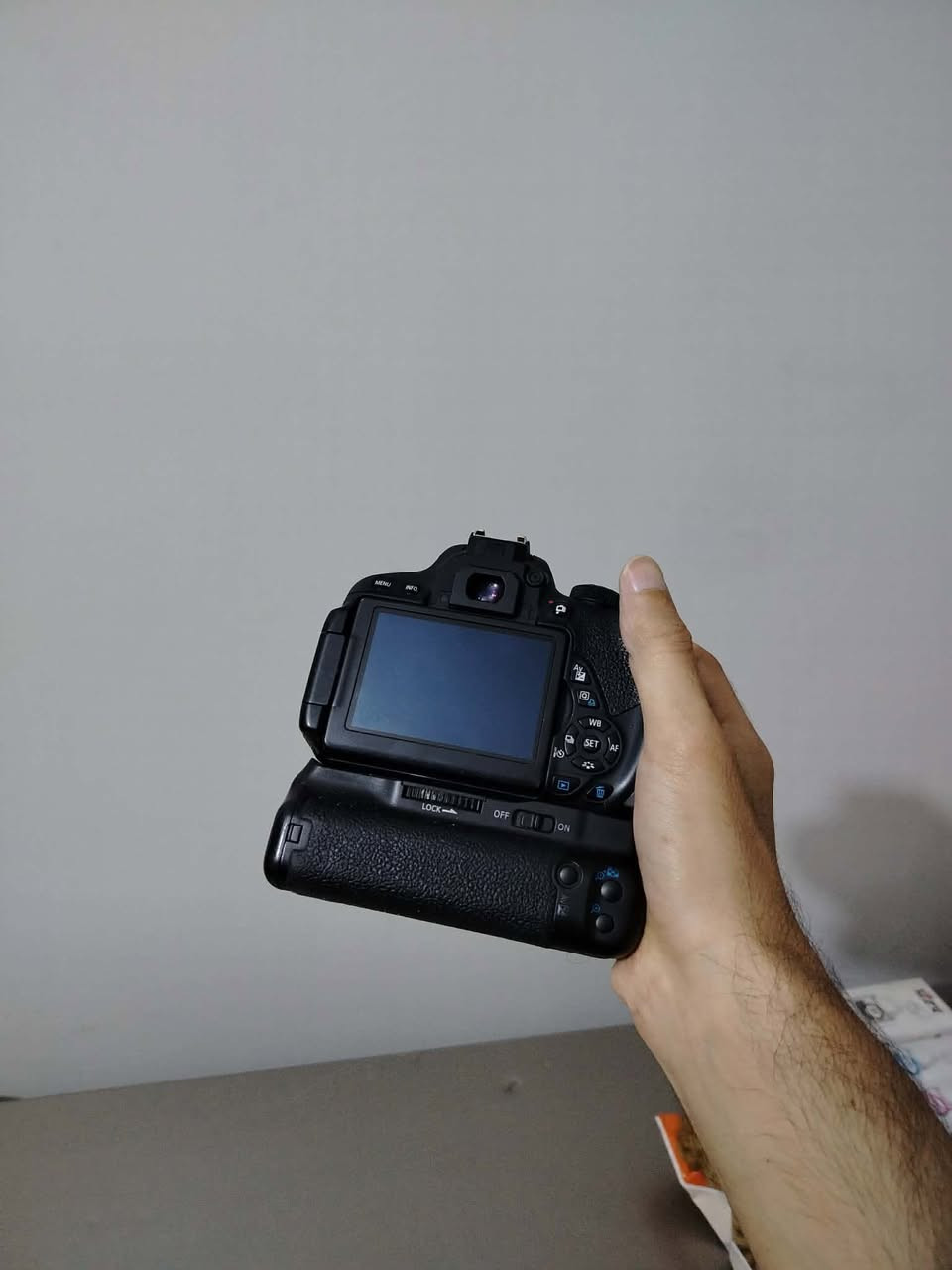 📸 للبيع كاميرا Canon 700D
كاميرا كانون 700D بحالة جيدة جداً، مناسبة للتصوير الفوتوغرافي والفيديو، وتدعم الأوتو فوكس (Auto Focus) وتنتج صوراً وفيديوهات بجودة عالية.

🔹 المواصفات:
• دقة 18 ميكابكسل
• تصوير فيديو Full HD 1080p
• شاشة متحركة تعمل باللمس
• أوتو فوكس سريع ودقيق
• مناسبة للمصورين المبتدئين والمحترفين

🔹 الملحقات:
✅ عدسة 18-55mm
✅ جنطة كاميرا
✅ شاحن بطارية
✅ بطارية
✅ كارت ذاكرة (رام)
✅ حزام كتف
✅ واير نقل الصور
✅ جهاز أوتو فوكس إضافي يتركب على الرونن لتتبع الأشخاص أثناء التصوير

الكاميرا نظيفة وجاهزة للعمل مباشرة، مناسبة للتصوير الشخصي وصناعة المحتوى والأعمال الاحترافية.

💰 السعر: (350 وبيها مجال )
📩 للاستفسار أو الشراء خاص واتس واتصال***********.
