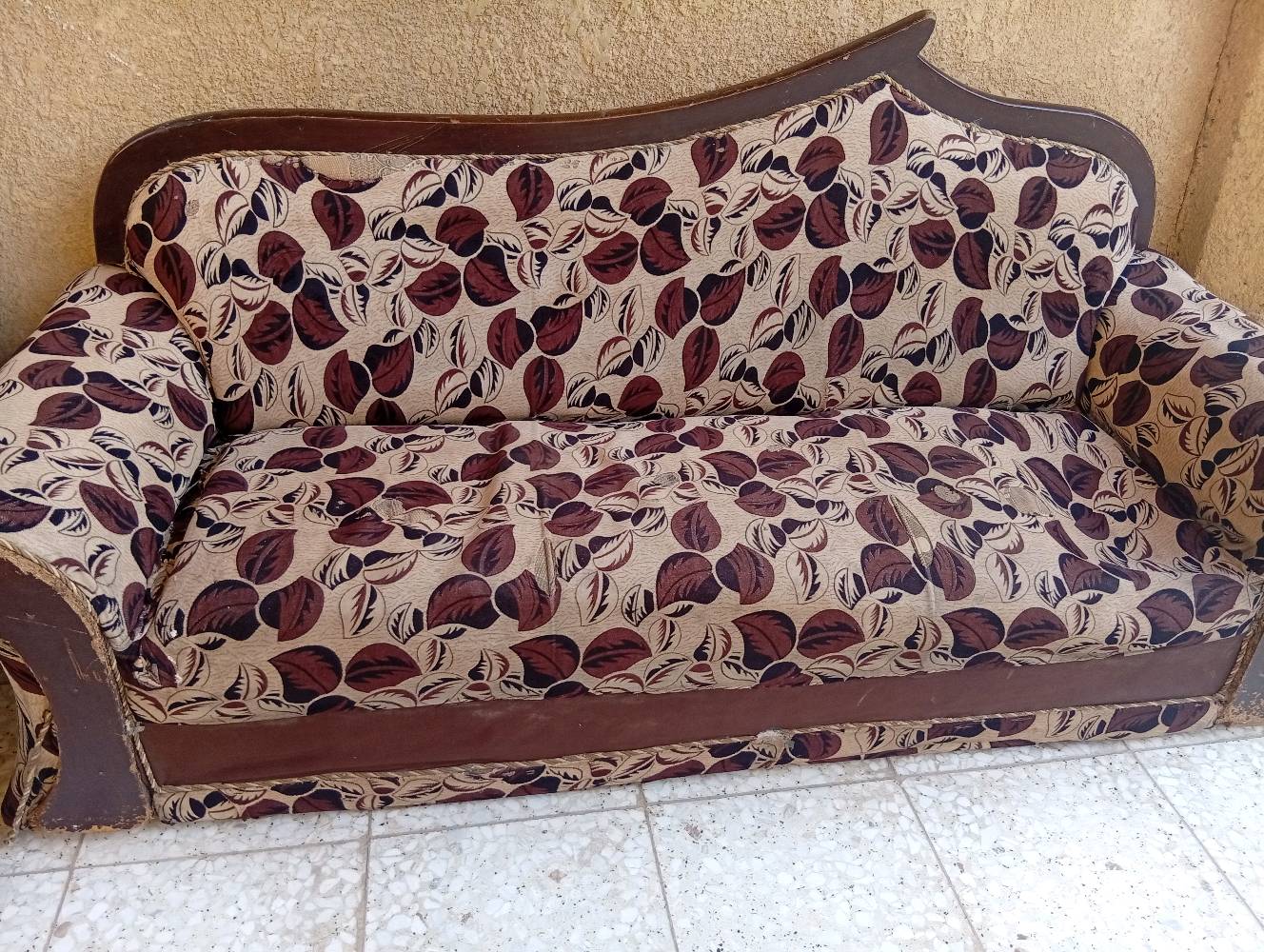 تخم كلاسيكي يضم أريكتين وكراسي مفردة بتصميم راقي وزاهٍ، يتميز بألوانه الدافئة ونقوشه الرائعة. التخم مصنوع من مواد ذات جودة عالية، ومريح للغاية. مناسب لجلسات الضيوف أو للاسترخاء في المنزل. بحاجة لبعض الترميمات البسيطة. متوفر بسعر مميز.