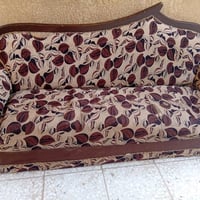 تخم كلاسيكي يضم أريكتين وكراسي مفردة بتصميم راقي وزاهٍ، يتميز بألوانه ...