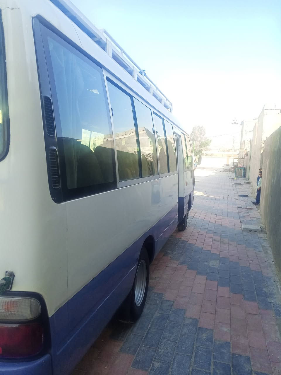 سياره خير من الله خطها نجف كربلاء بيها مكانات صبغ بالابيض والازرق
***********
***********
