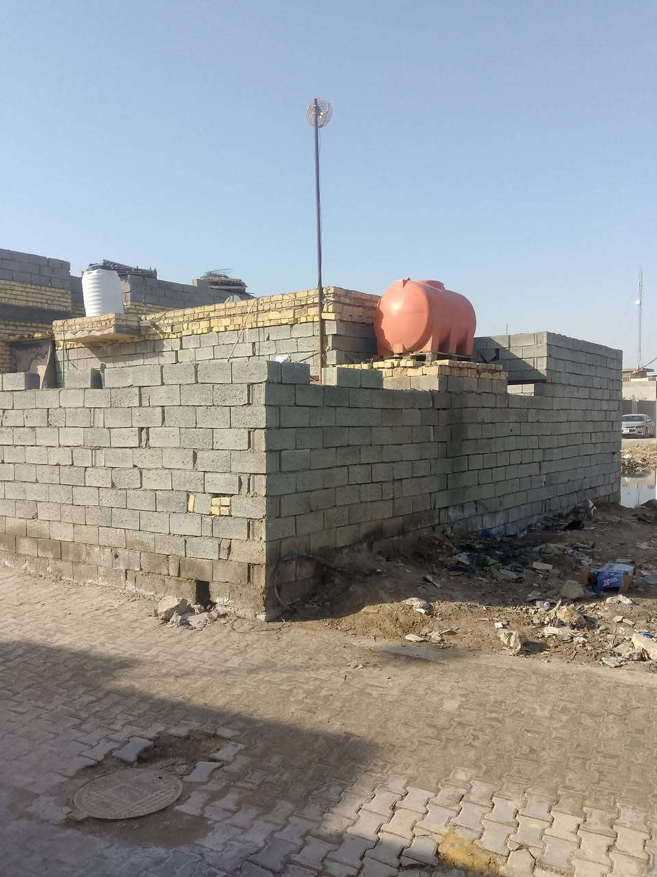 دار البيع زراعي سكك قريب على دور سكك مساحه 100 البناه غرفتين وصاله مطبخ صحيات البناه البي غرفه وصاله كاملات سيرميك ول باقي واصل عكاده السعر 20 بي مجال شراي تصال على رقم  ‏‪***********
