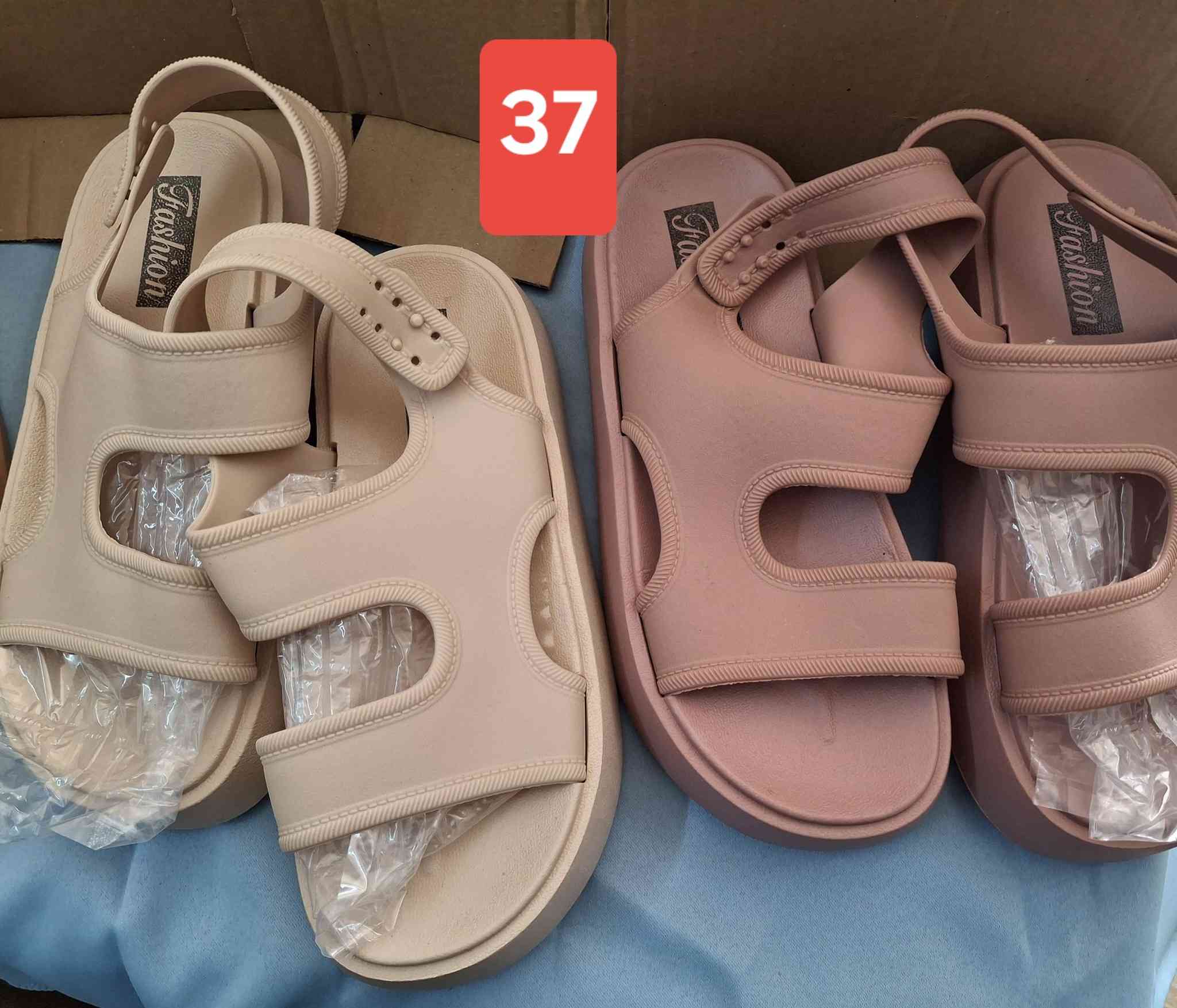 #عروض_العيد 
#اهلا_وسهلا 
توفرت وجبه جديده من السكتشرات و احذية الحفلات 
و كلهن جدد غير مستخدمات بصناعه اوربيه اصليه 
و بيش السعر يم امزون المهديه #غيييييييييير 
5000 فقط
 كل الي رح تشوفوا بالصور سعر القطعه 5000 
عنوانه ميتيه 
المهدي الاولى_بعد فرع الجامع _ مقابيل كابينة الكهرباء


**إذا كنت صاحب هذا الإعلان وتريد حذفه لأي سبب، رجاءا أرسل رسالة إلى الدعم الفني**