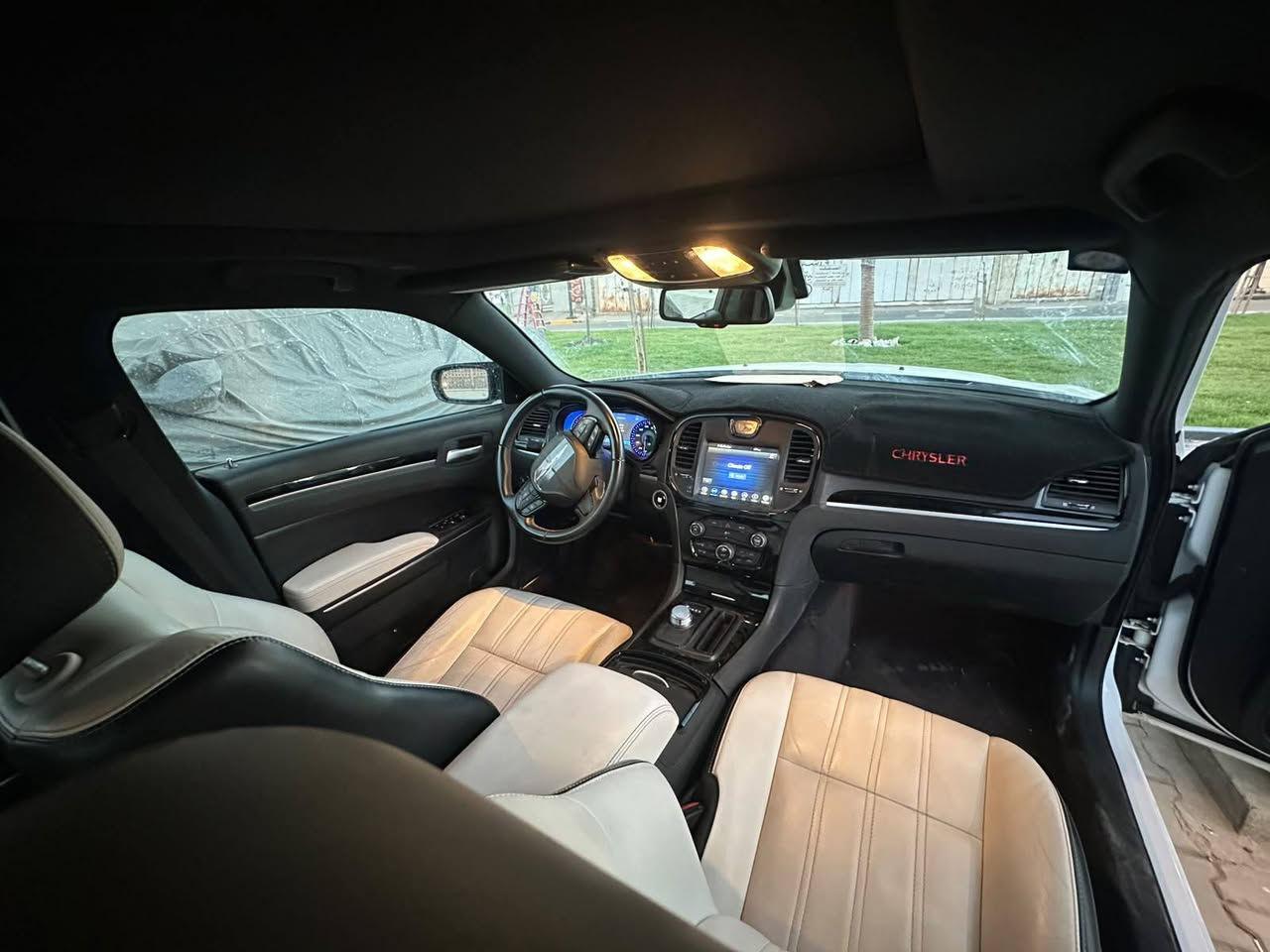 الموديل: 2018
▪️ الفئة: 300S
▪️ المحرك: 3.6 لتر V6 Pentastar
▪️ القوة: 300 حصان تقريباً
▪️ ناقل الحركة: أوتوماتيك 8 سرعات
▪️ نظام الدفع: خلفي (RWD) أو رباعي (AWD) حسب الفئة
▪️ عدد المقاعد: 5 ركاب
▪️ داخلية جلد رياضية فاخرة
▪️ شاشة Uconnect قياس 8.4 إنج
▪️ نظام ملاحة (حسب التجهيز)
▪️ كاميرا خلفية
▪️ حساسات أمامية وخلفية
▪️ تشغيل بصمة وستارت
▪️ دخول ذكي (Keyless Entry)
▪️ مثبت سرعة
▪️ مقاعد كهربائية
▪️ تدفئة وتبريد مقاعد (حسب الفئة)
▪️ فتحة سقف (حسب التجهيز)
▪️ جنوط رياضية قياس 20 إنج
▪️ إضاءة LED ونهارية مميزة
▪️ نظام صوت Beats Audio (حسب الفئة)
✨ سيارة أمريكية فخمة ورياضية تجمع بين القوة والراحة، مناسبة للاستخدام اليومي والسفر، مع شكل هيبة وثبات ممتاز على الطرق.
💰 السعر: 263 وبيها مجال 
📍مكان السيارة البصرة


**إذا كنت صاحب هذا الإعلان وتريد حذفه لأي سبب، رجاءا أرسل رسالة إلى الدعم الفني**
