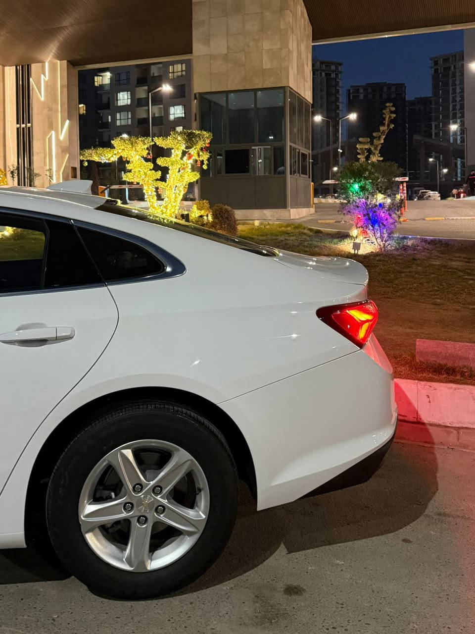 • ماليبو موديل ٢٢ وارد
• حادثها صفحة جانب السايق اربع قطع بابين تبديل اصلي وجاملغات امامي وخلفي بارد 
• ماشية ٥٥ سيارة جاهزة ما ناقصها شي تراي وين متريد 
السيارة اربيل تريد وكالة او تحويل حرة ماكو اي مشكلة 
• سعره 100 وبيه مجال 
وصور الحادث مرفقه بل منشور  
• مكانها بغداد حي الجهاد 
• هاتف ***********
