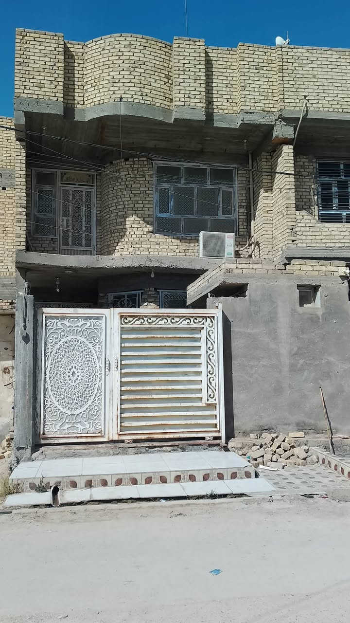بيت للبيع المساحة 140 متر طابو صرف طابقين يحتوي على ثلاث غرف نوم وصالات عدد 2 واستقبال ومطبخ وصحيات عدد 3 الموقع القاسم شارع المركز الرحمانيه أول فرع على جهة اليمين للاستفسار الاتصال على الرقم ***********

