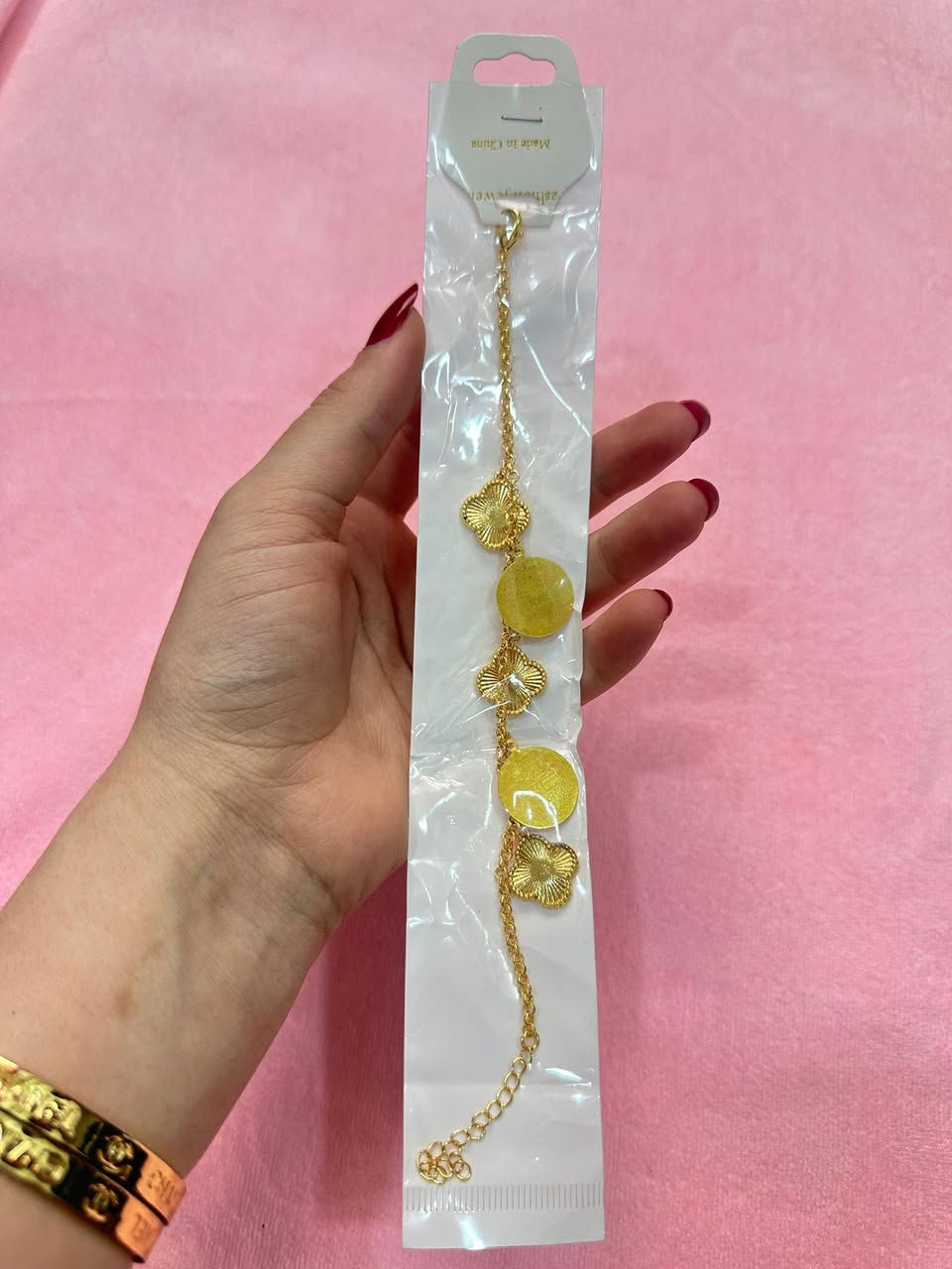 السلام عليكم اشكال وموديلات سوارات سعر القطعة على الف دينار
يوجد توصيل داخل سبع البور سعر التوصيل الف
رقم/*********** او خاص
