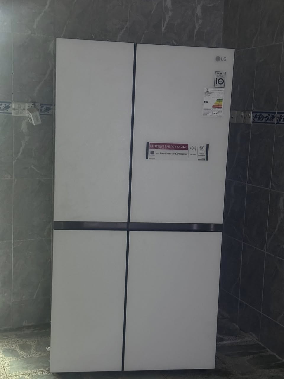 ثلاجة LG للبيع كنتوريه بابين   جديدة
الاستفسار ***********
