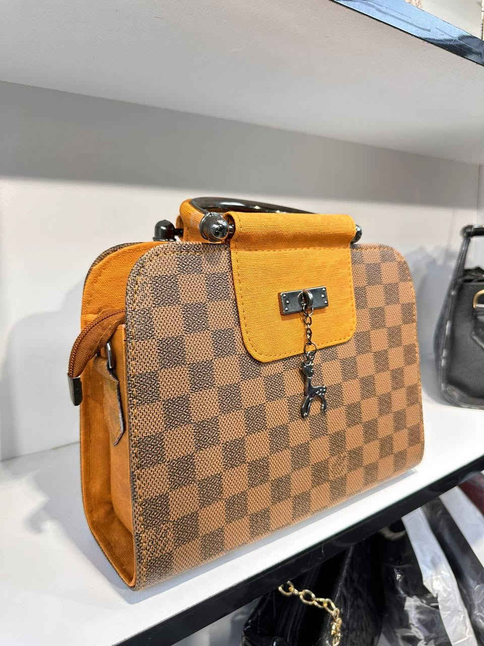 حقائب نسائية كوالتي عالي موديلات تجنن والأسعار مناسبه السعر القطعة 5الاف وأيضا متوفر جمله الأسعار مناسبة متوفر توصيل الجميع محافظات العراق بس 5الاف التواصل معنا ع واتساب ***********
