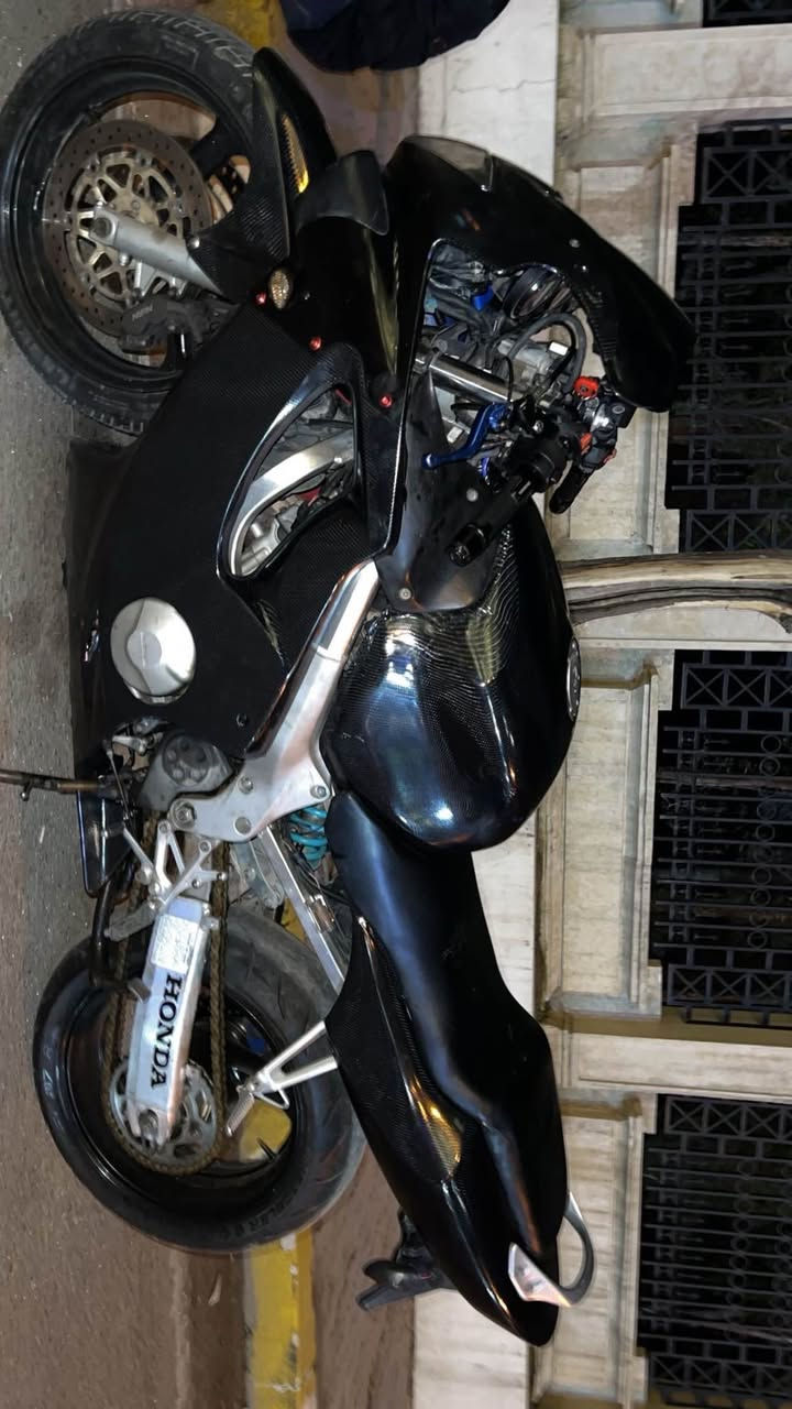 لۆ فرۆشتن ١٩ وەرەقەو مەجالەکی کەم 
مەکینە کەپس بەس سەری کرایتەوە 
کارەباییات مکینە کامل بە شەرت 
ئەوراقو منفیست و گومرگی کامل لەگەرە 
بەنجی پێشو پشتی نوێیە کەڤەر کامل بیلادی خاوێن 
لۆ حەزی خۆم کردیتمە کاربۆن .
موشتەری نی سەرمان مێشینە 
هەولێر 
*********** أربيل, العراق
