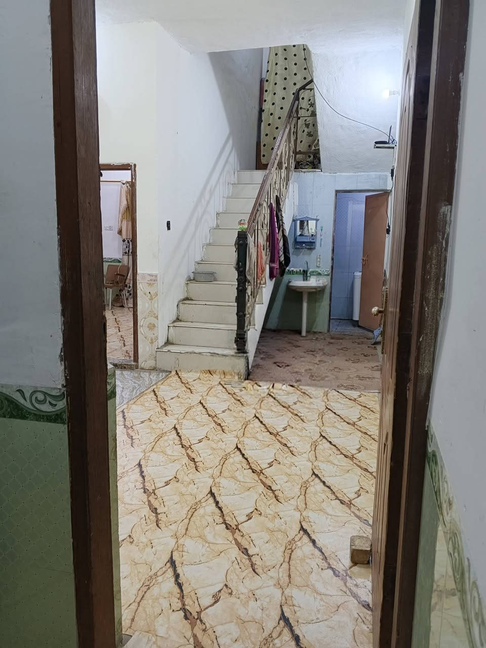 السلام عليكم 🖖

الدار للبيع 🏠 

مساحته 180متر مربع 

يتكون من ديوانية طول 5 ونص في 4 م  متر+ غرف نوم 💤 عدد 2 4ونص×4 م + هول 4×4 م+مطبخ🏠صغير 3ونص×2 م درج كامل محجر حمام 🛀 داخلي+صحيات خارجية +طارمه مرمر  الطول كما موضح في الصورة وباقي الغرف كاشي موزائيك للغرف والديوان 

للاستفسار علَےَ❀❄💙💙❄❀ الخاص او الاتصال على الرقم التالي 

( *********** )
