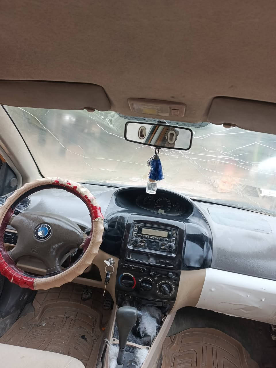 سلام عليكم سيارة جلي موديل 12 محوره كورله 1600 رقم صدامي بدون راعي السعر مليون ونص وبيهه مجال  المكان سوق الشيوخ رقم الهاتف  ***********
